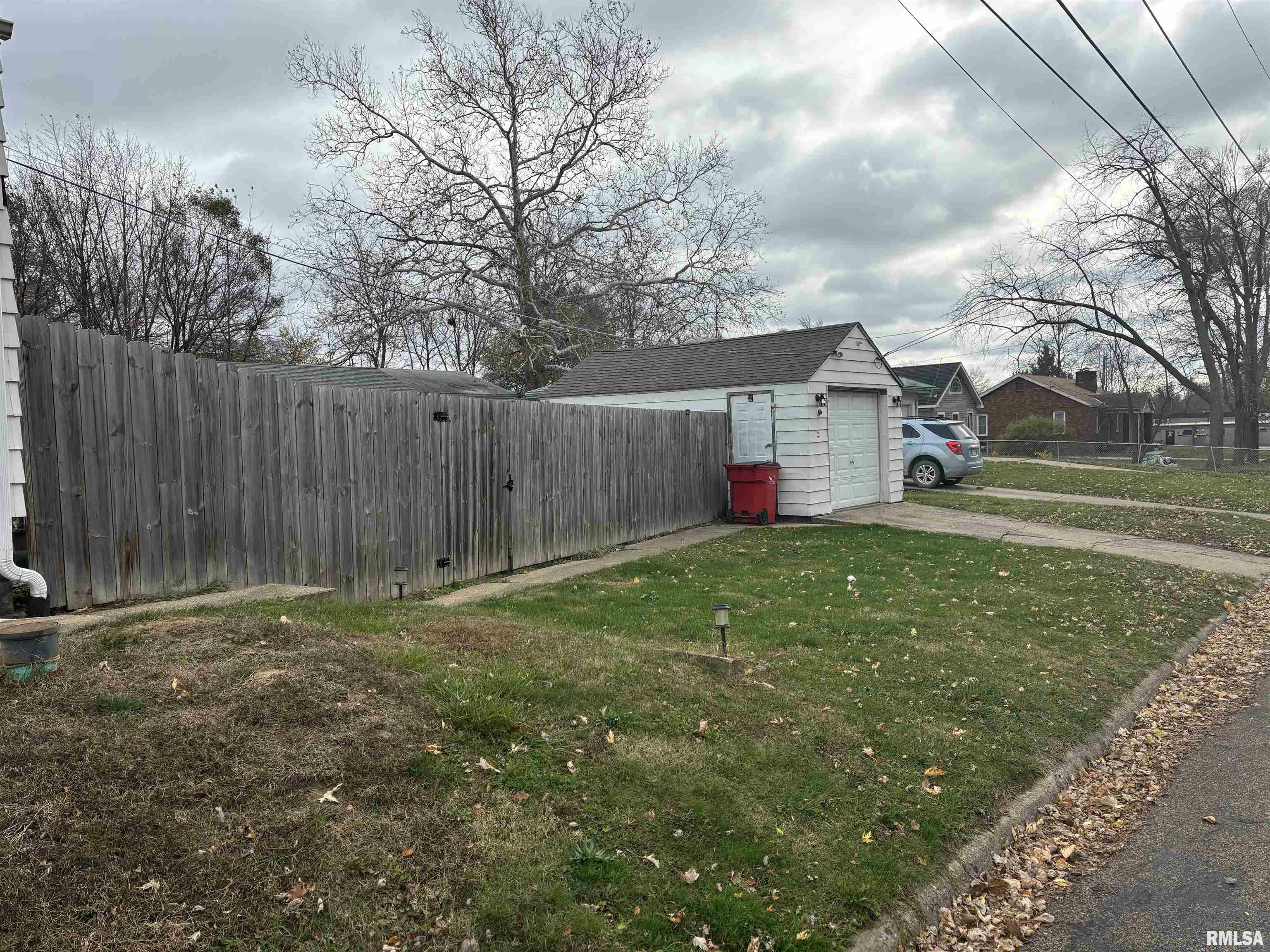 Property Photo:  800 E Division Street  IL 61616-9999 