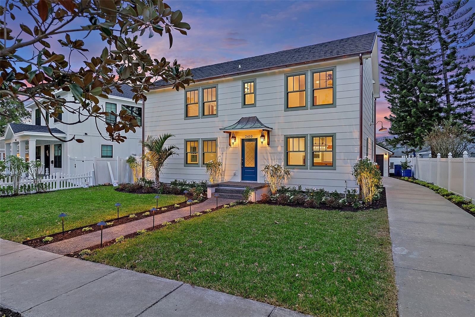 Property Photo: 2410 Woodlawn Circle E FL 33704