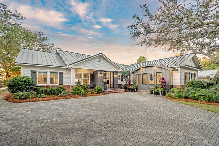 Property Photo: 321 Calhoun Avenue FL 32541