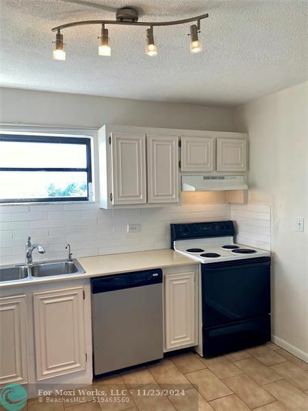 Property Photo:  4800 Bayview Dr 606  FL 33308 