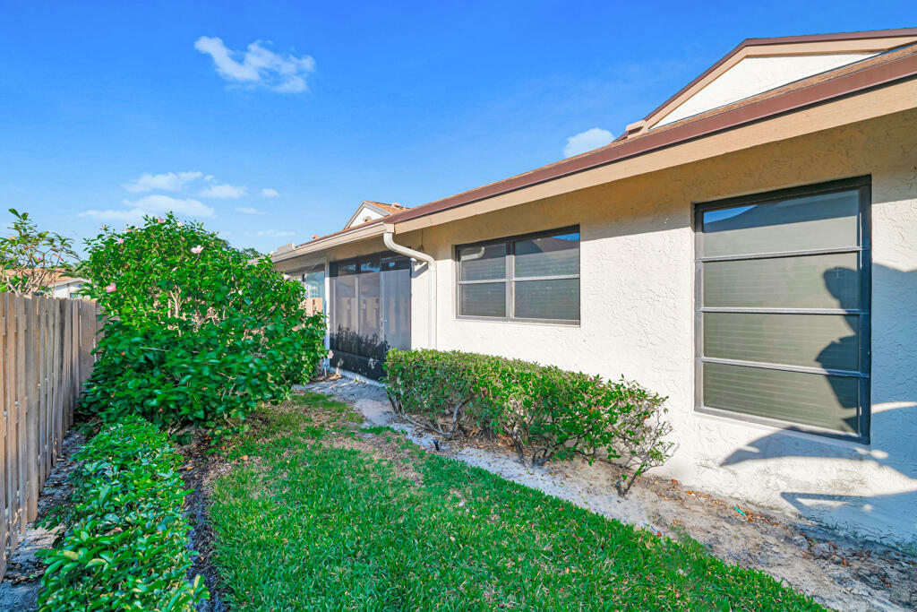 Property Photo:  8121 Windgate Drive  FL 33496 