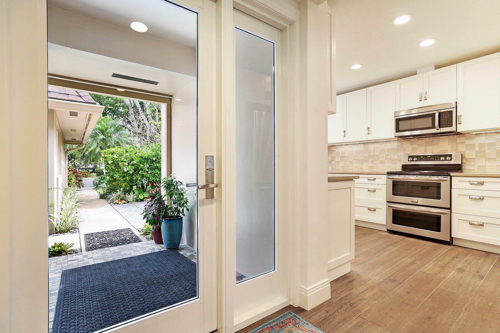 Property Photo: 3763 Oaks Clubhouse Drive FL 33069