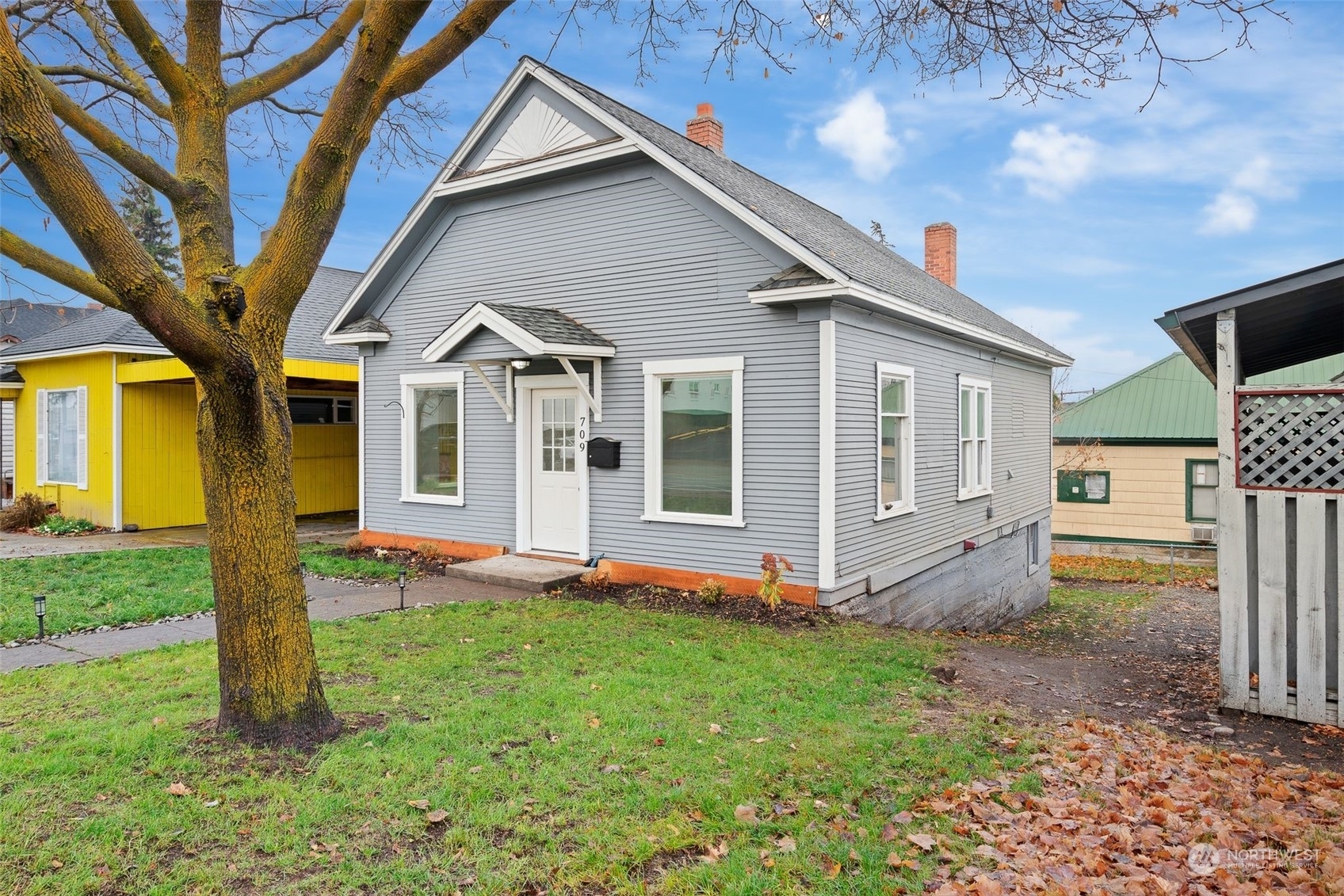 Property Photo:  709 N Water Street  WA 98926 