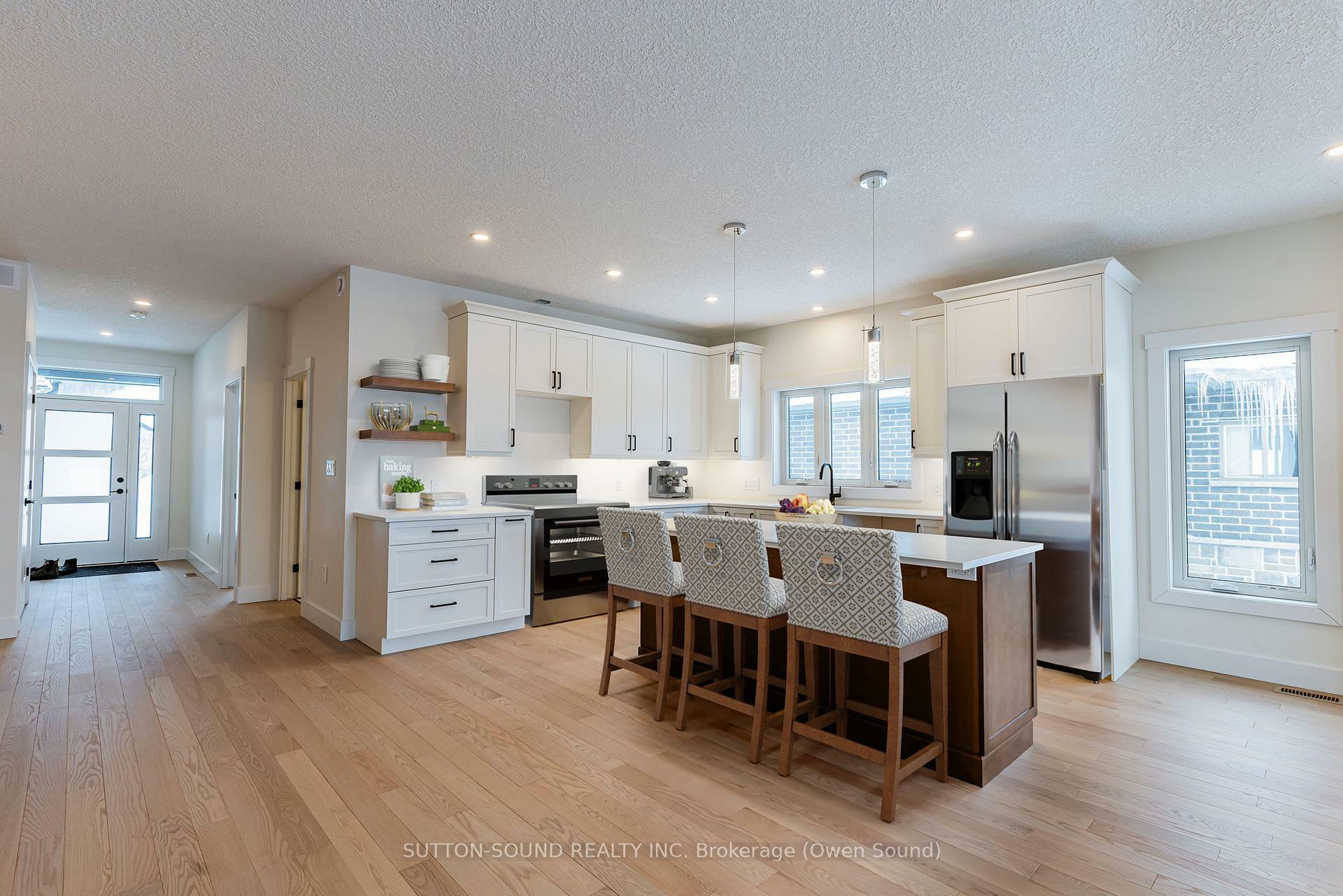 Property Photo:  325 6th Avenue W  ON N4K 0E4 