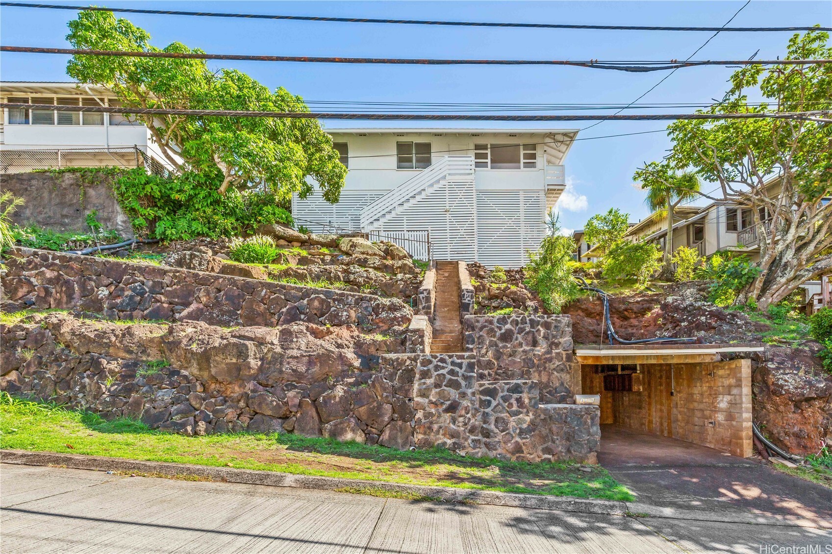 Property Photo: 1571 Alencastre Street HI 96816