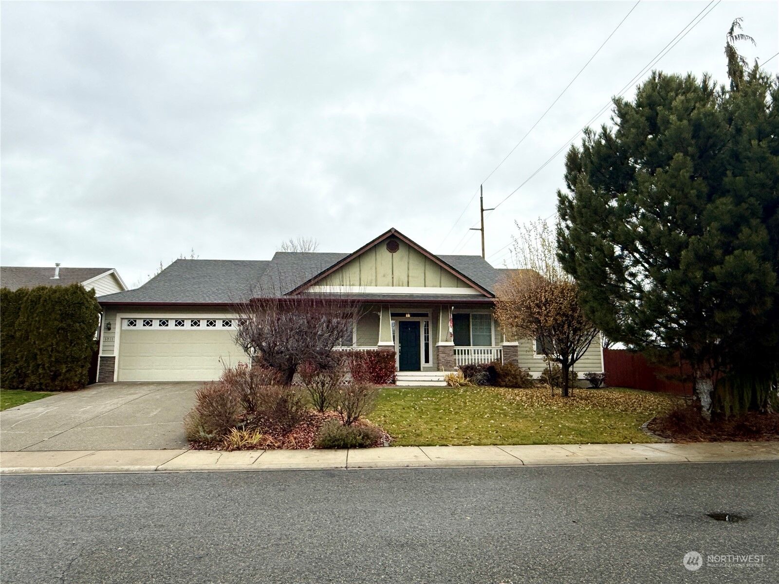 Property Photo:  1711 E Canterbury Drive  WA 98926 