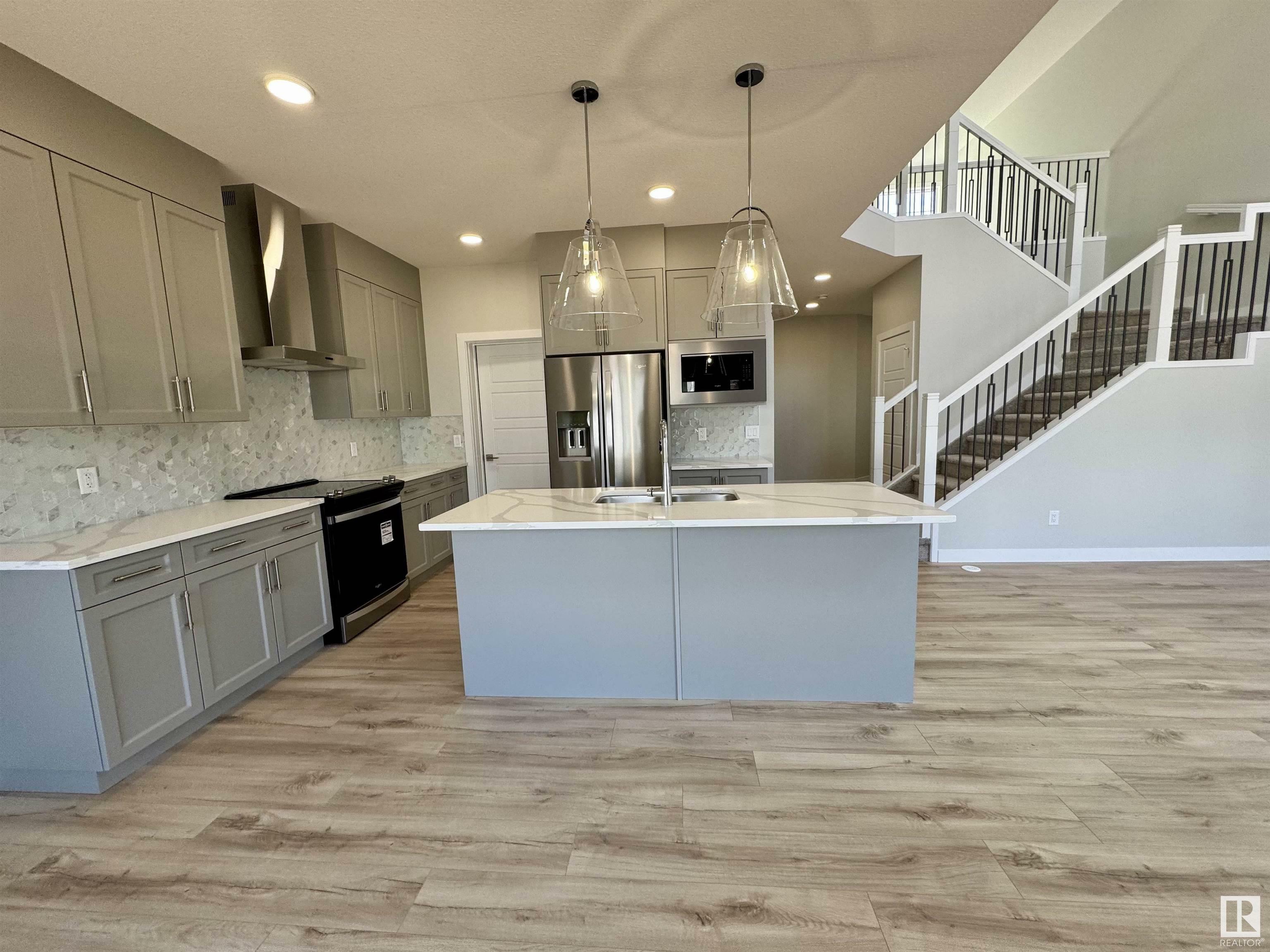 Photo de la propriété:  2030 13A Avenue NW  AB T6T 2R8 