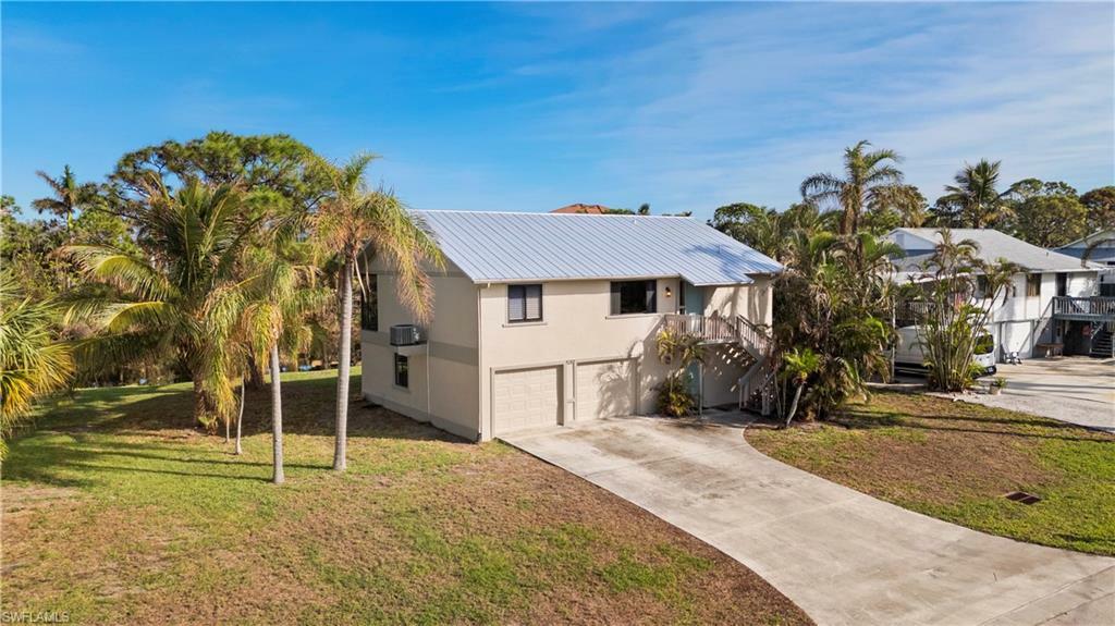 Property Photo: 4748 Pembrooke Ln FL 34134