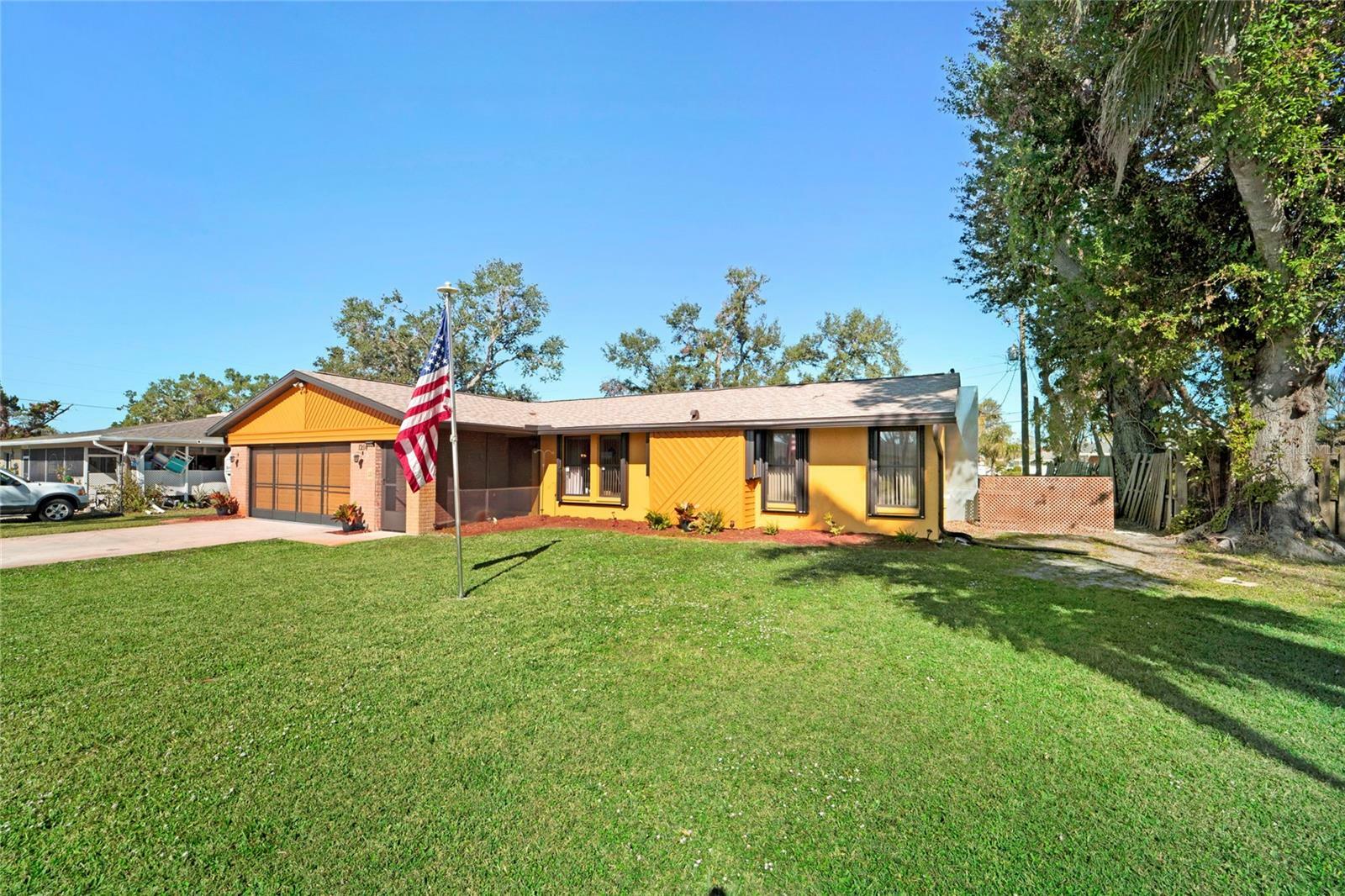 Property Photo:  1214 Laurel Avenue  FL 34285 