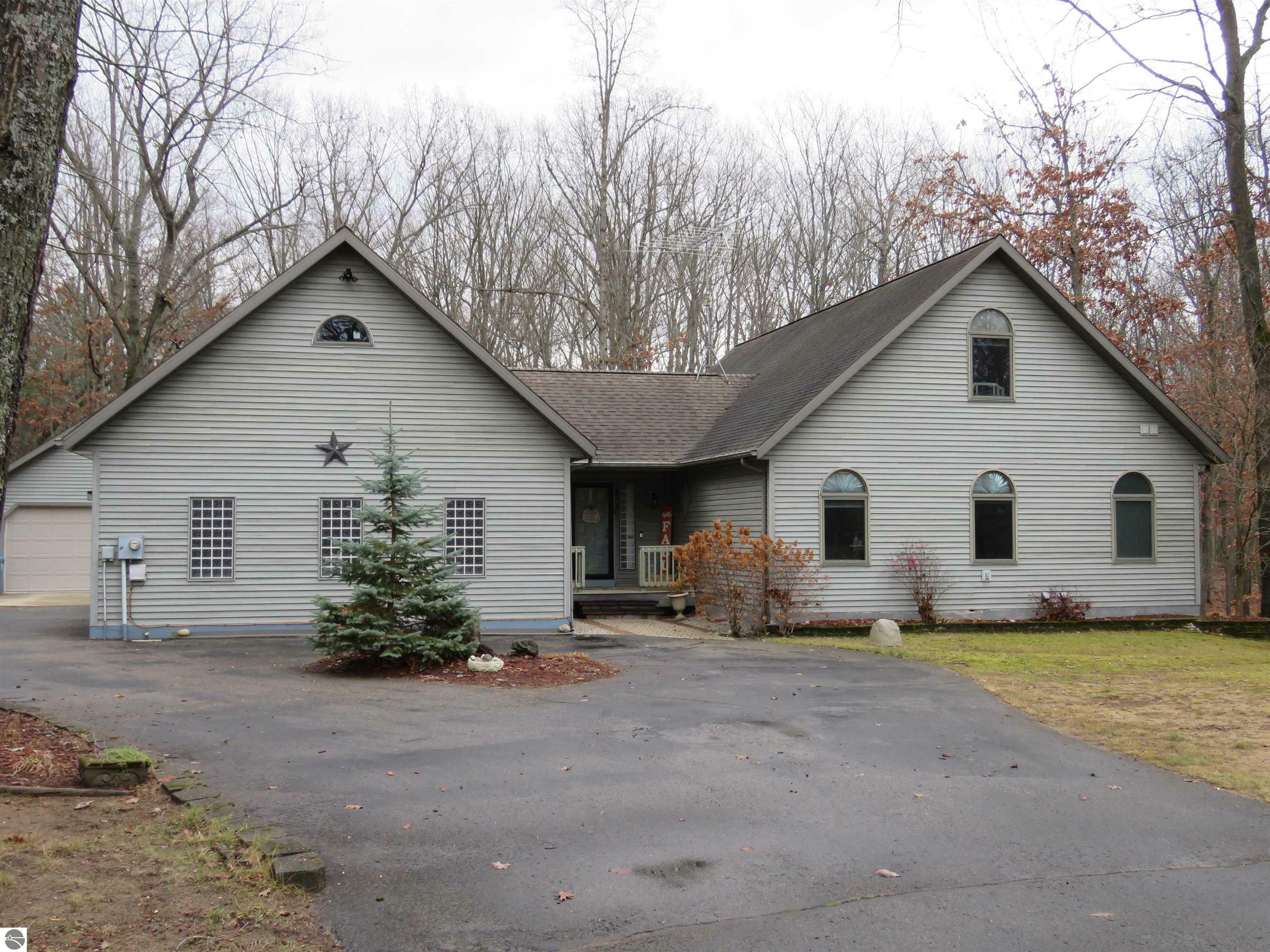 Property Photo:  108 Robin Hood Street  MI 48653 