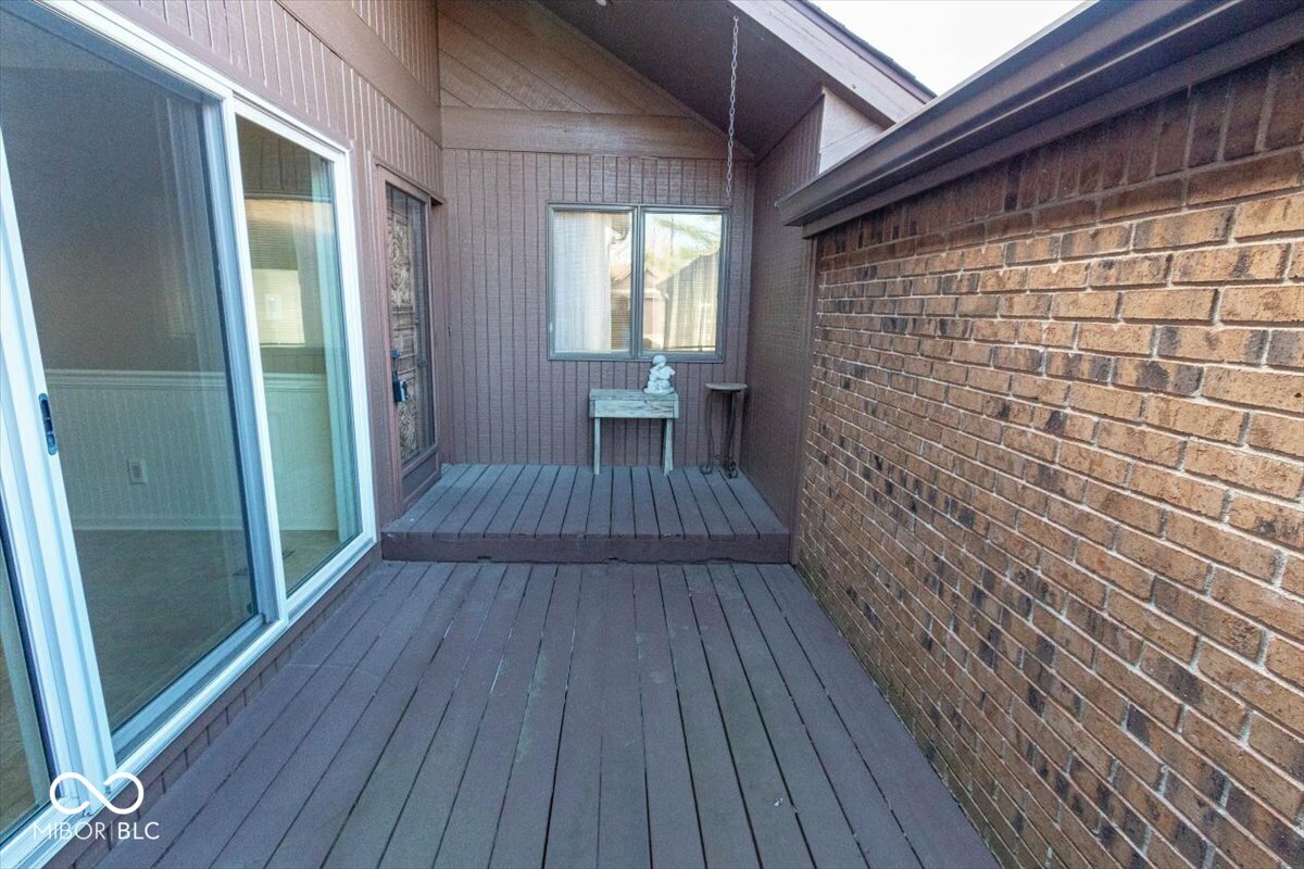 Property Photo:  332 Exeter Court  IN 46143 