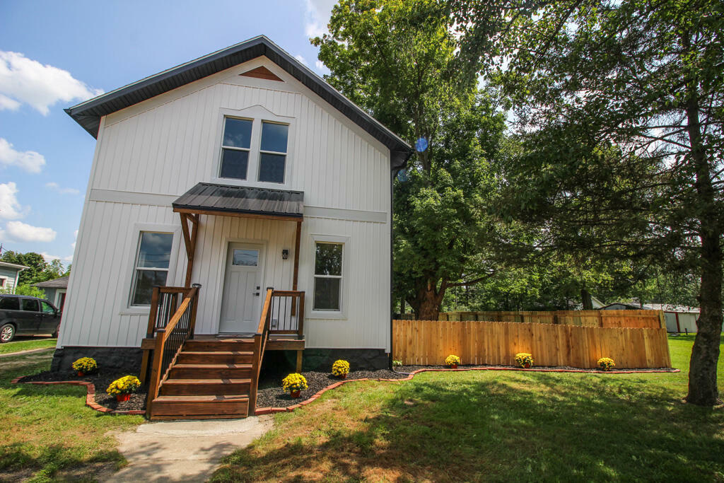 Property Photo:  713 Oak Street  MI 49093 