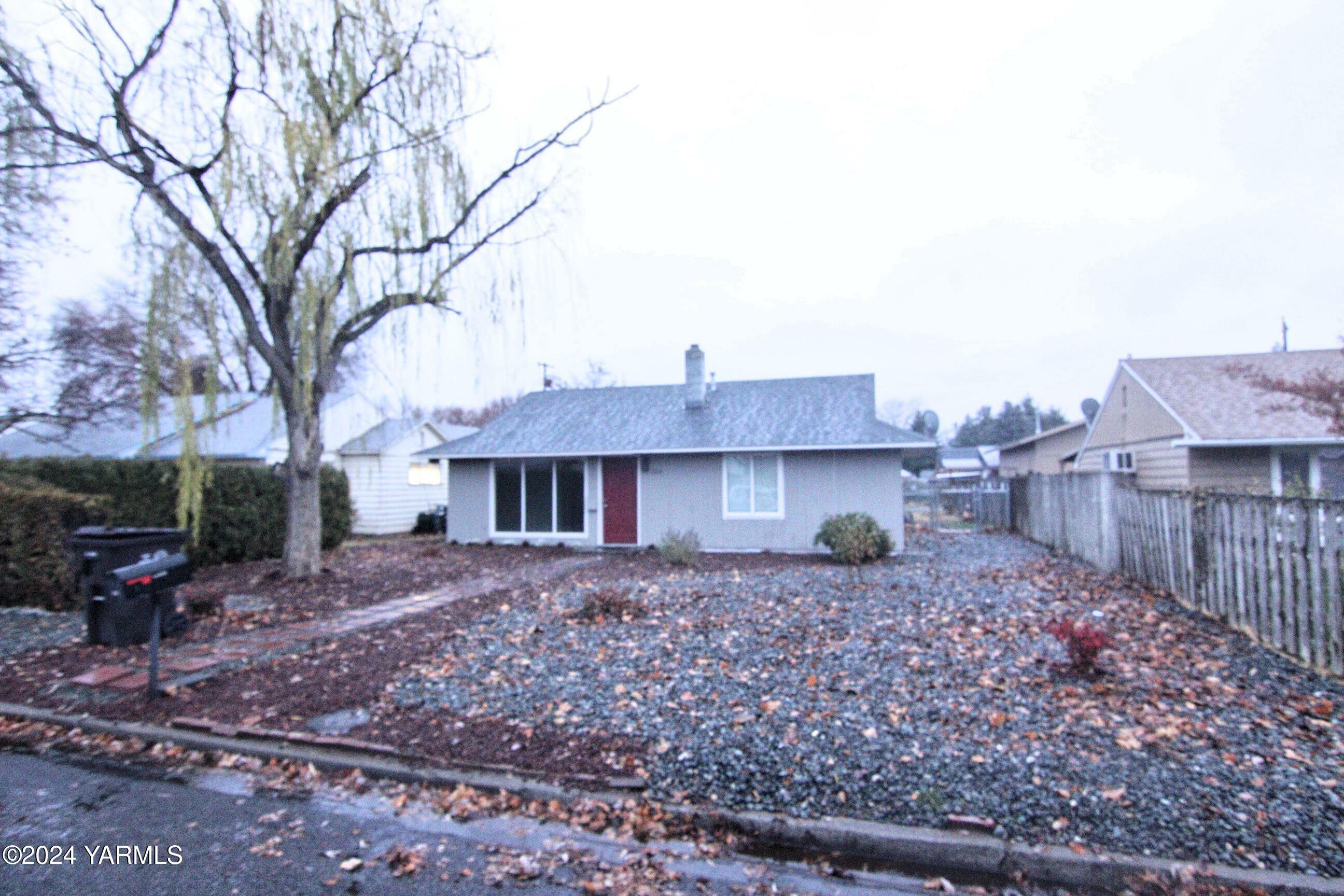 Property Photo:  1311 S 11th Ave  WA 98902 