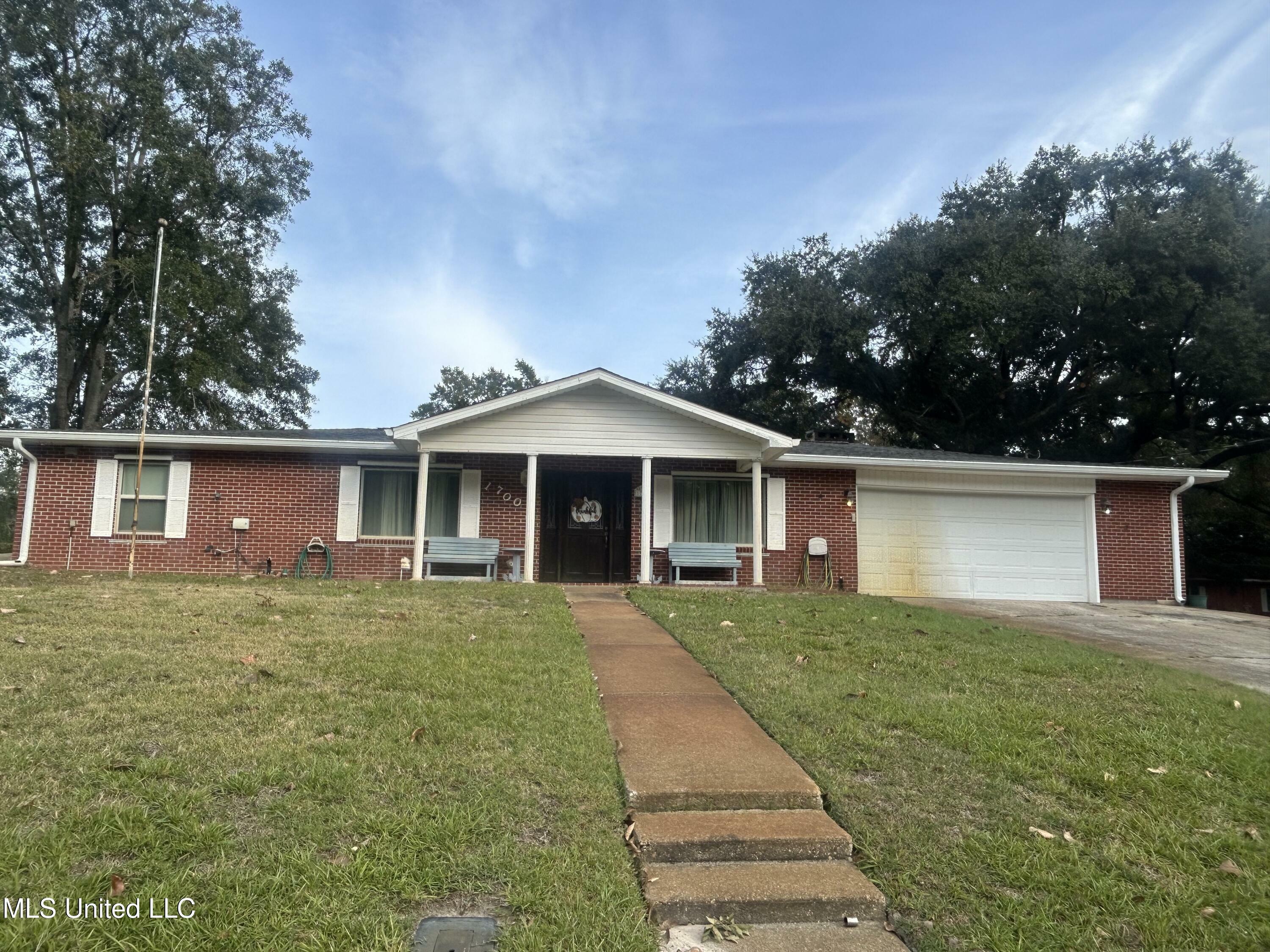 Property Photo:  1700 Seacliffe Drive  MS 39553 