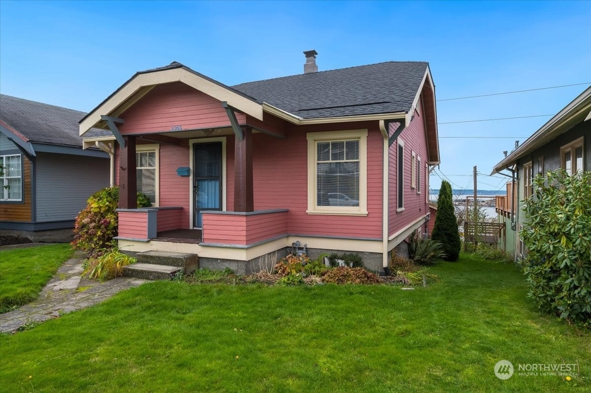 Property Photo:  2306  Grand Avenue  WA 98201 