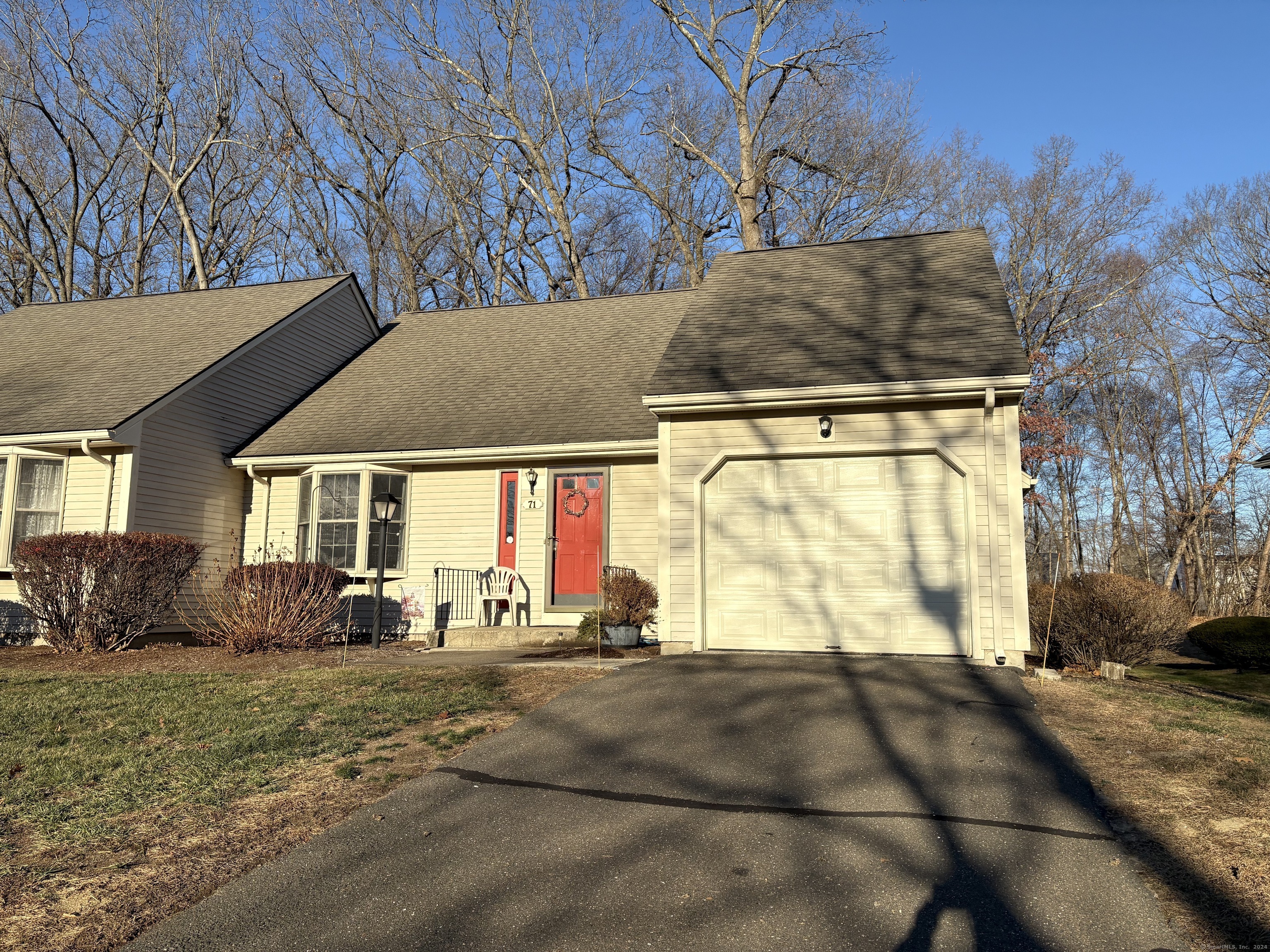 Property Photo:  71 Carriage House 71  CT 06082 