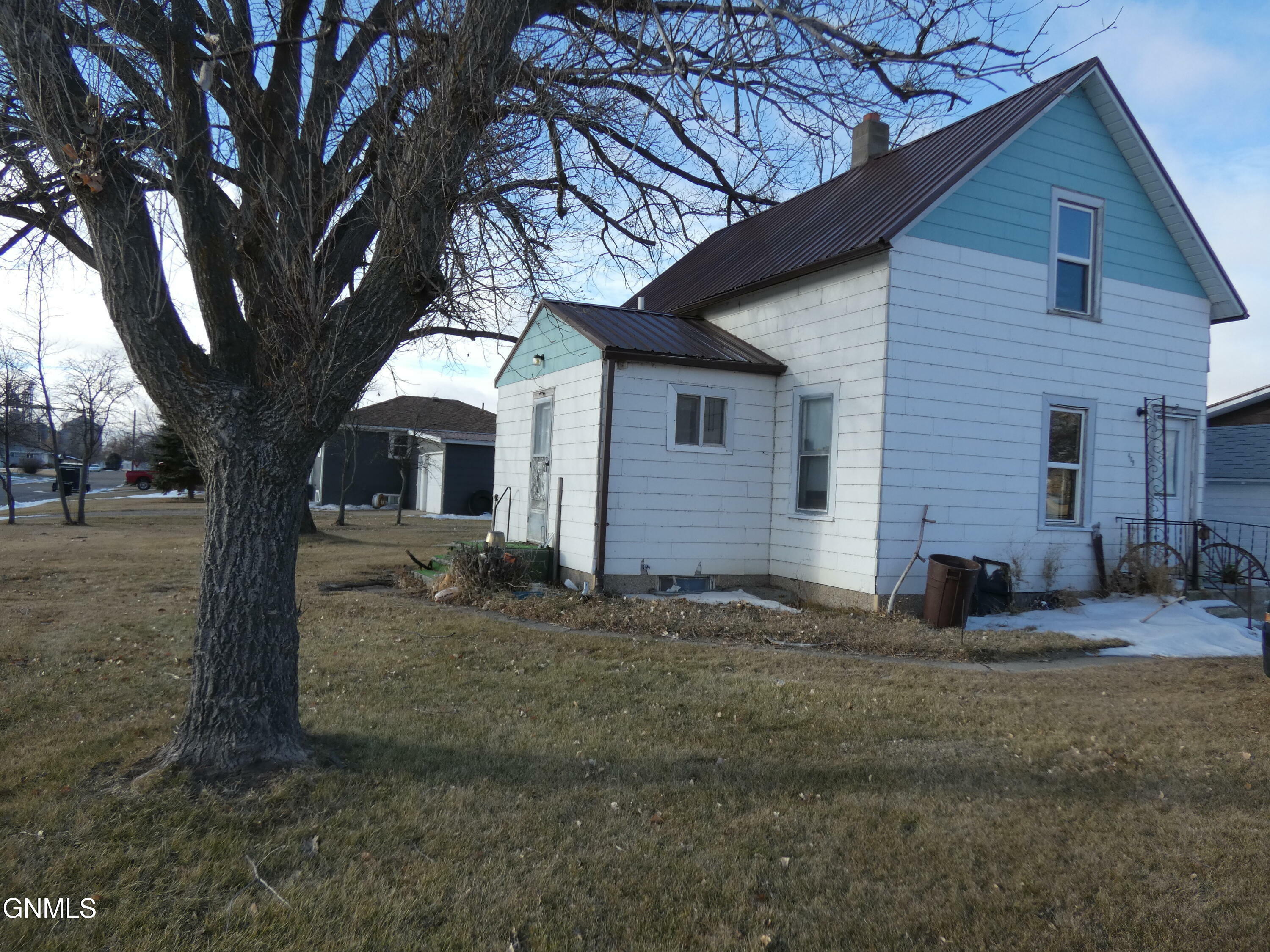 Property Photo:  408 5th Street E  ND 58561 