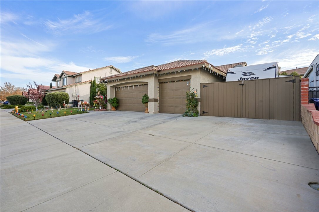 Property Photo:  4016 Cocina Lane  CA 93551 