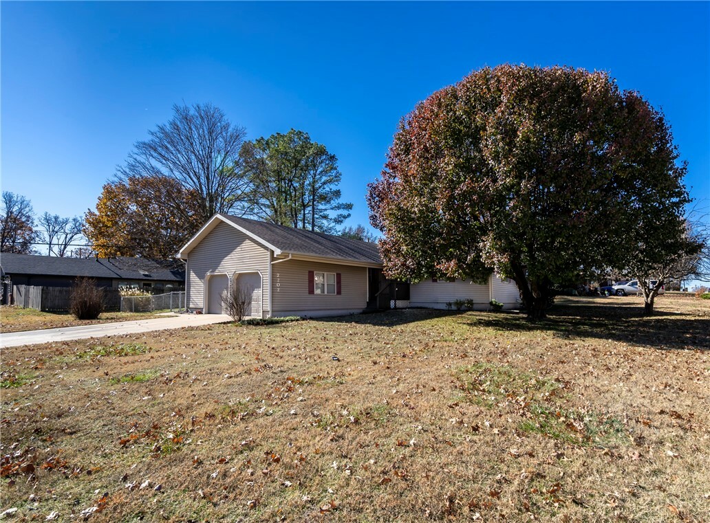 Property Photo:  2202 W Harvard Street  AR 72761 