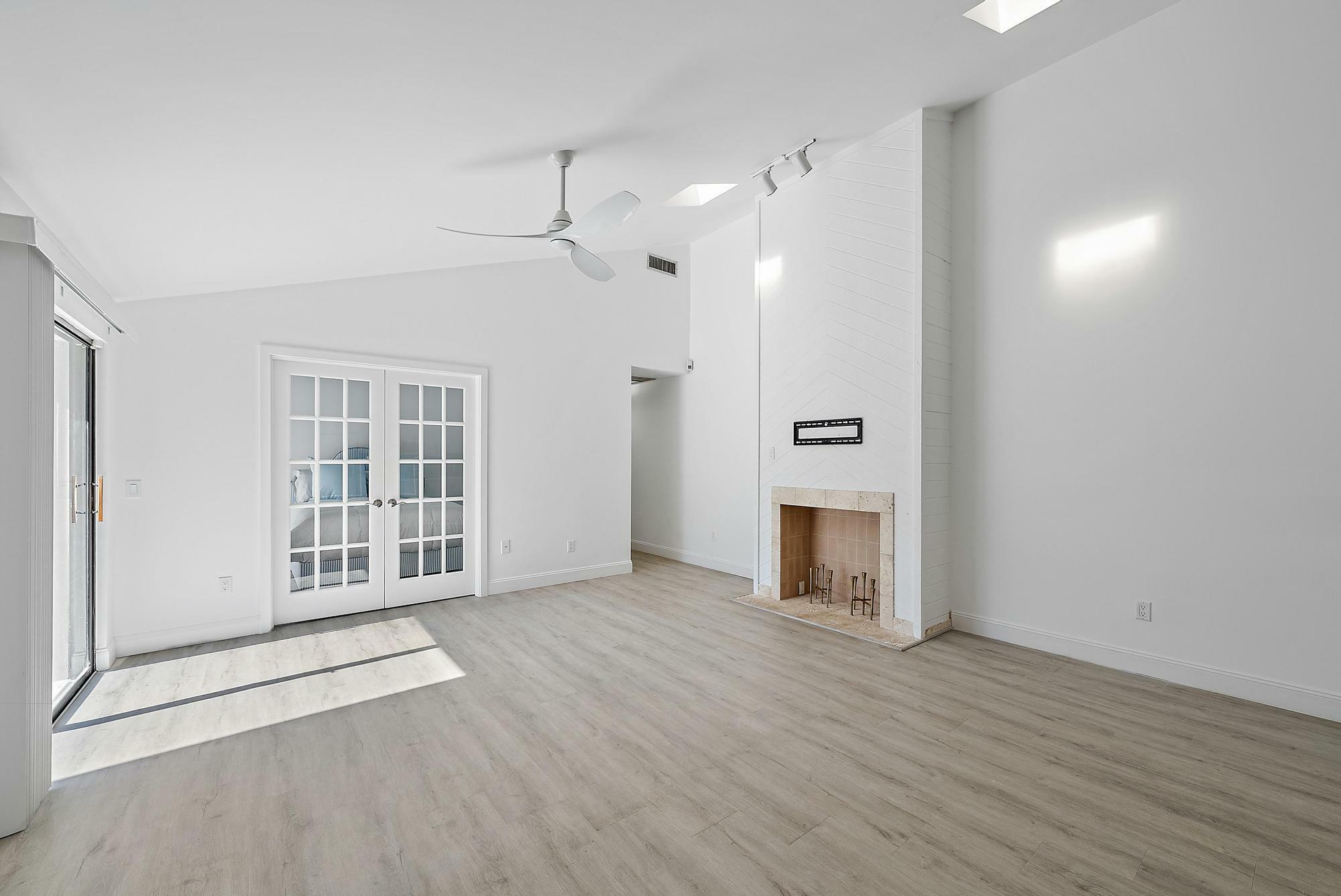 Property Photo: 5348 Eagle Lake Drive Ln 20 FL 33418