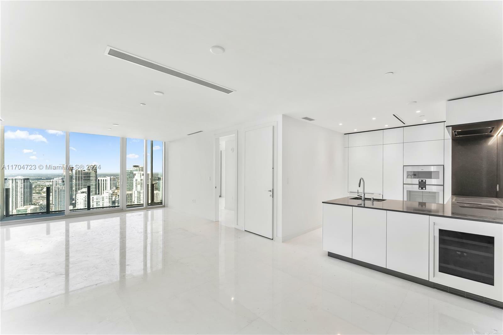 Property Photo:  300 Biscayne Blvd Way 5209  FL 33131 