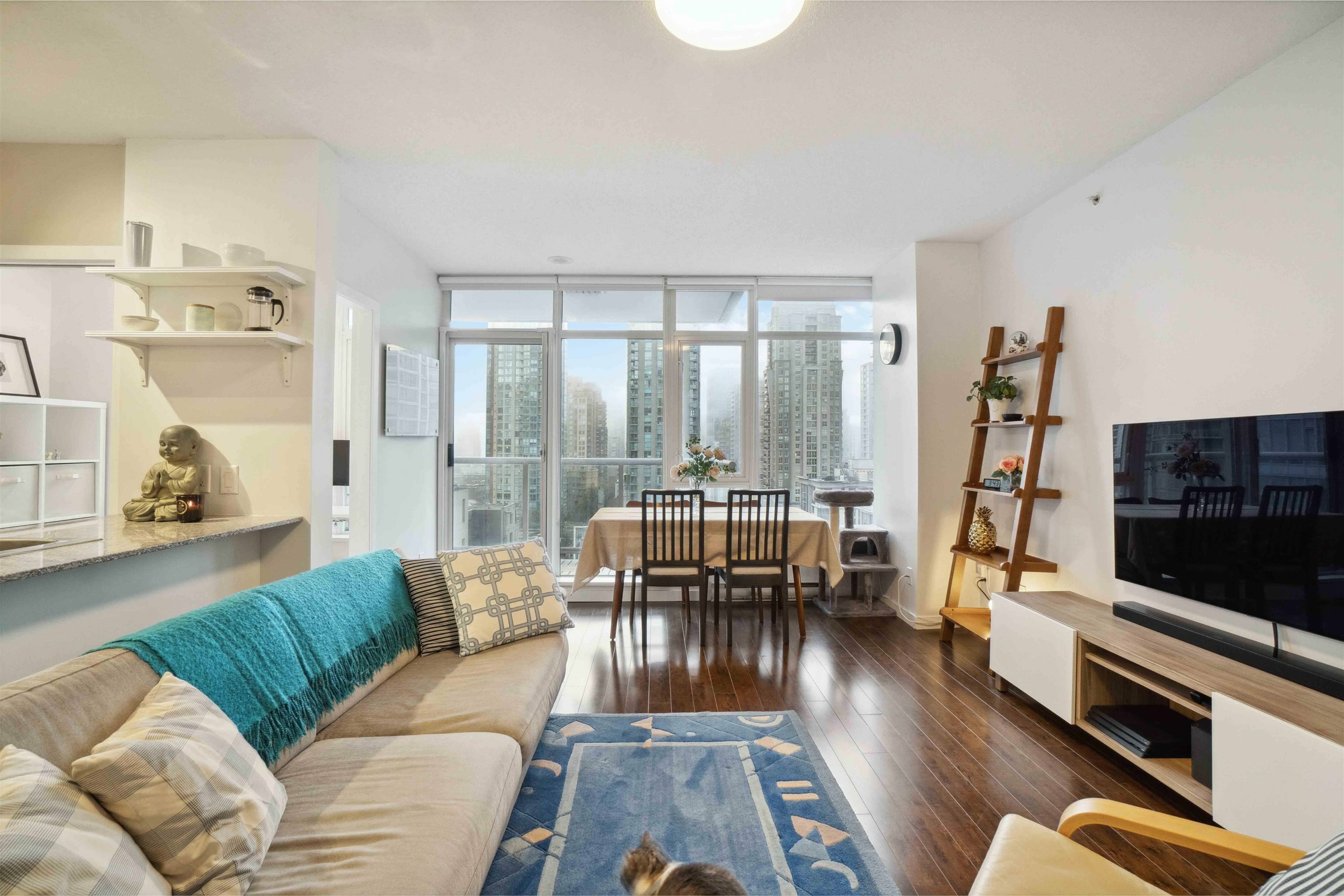 Property Photo:  480 Robson Street 807  BC V6B 1S1 