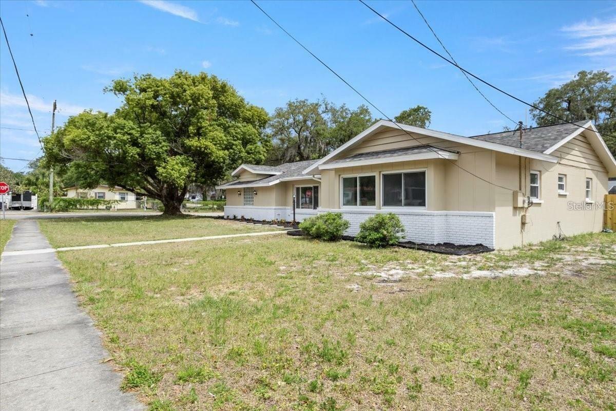 Property Photo:  7102 Wrenwood Circle  FL 33617 