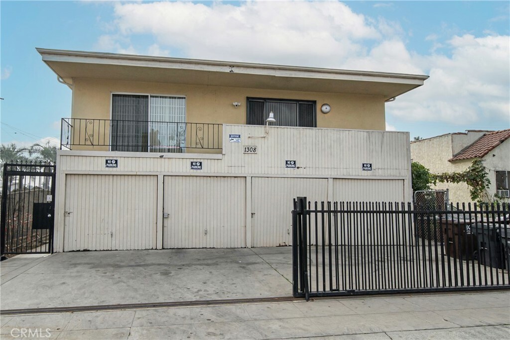 Property Photo:  1308 E Oaks Street A  CA 90221 