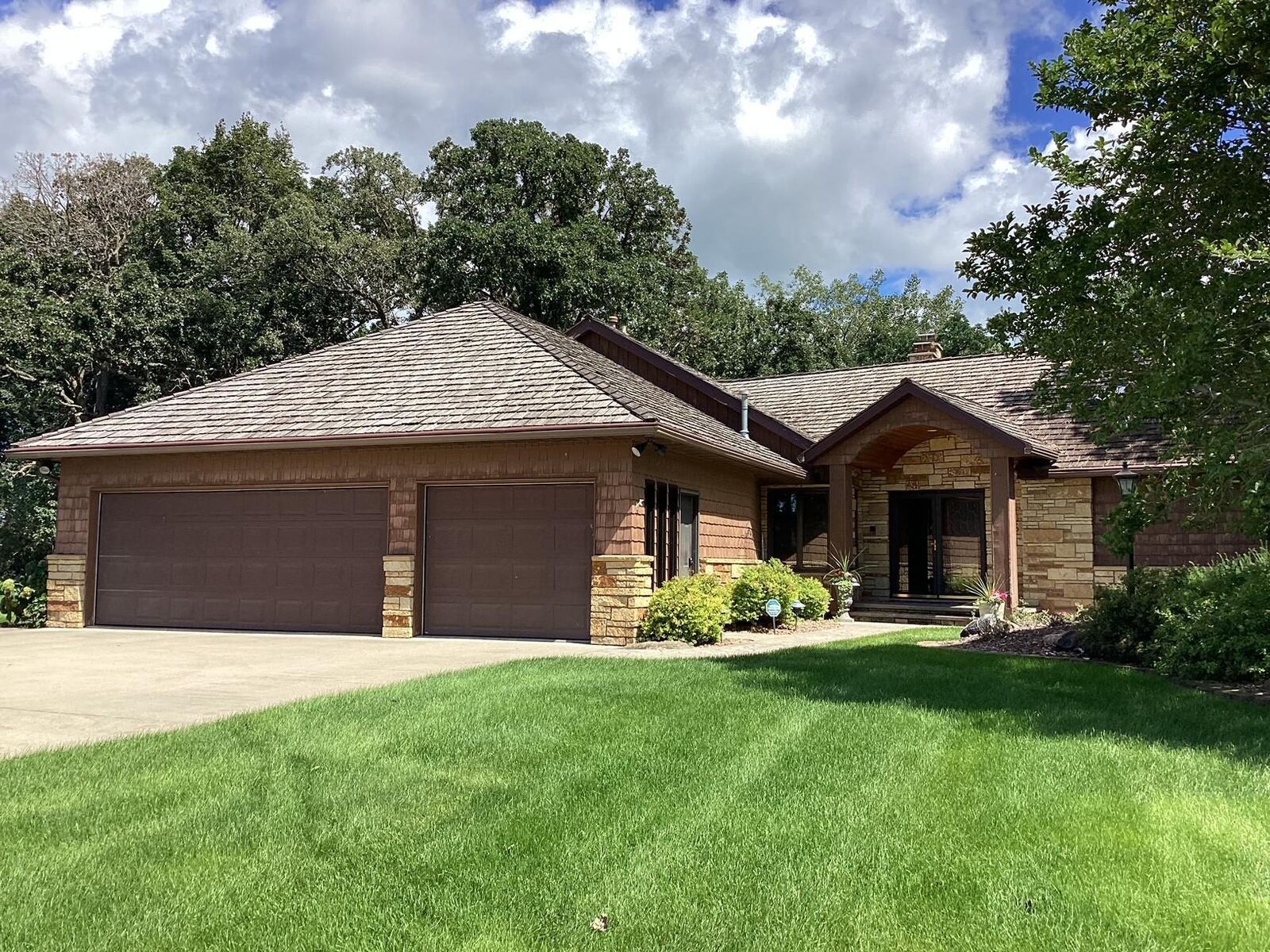 Property Photo: 1516 Bay Oaks Drive MN 56007