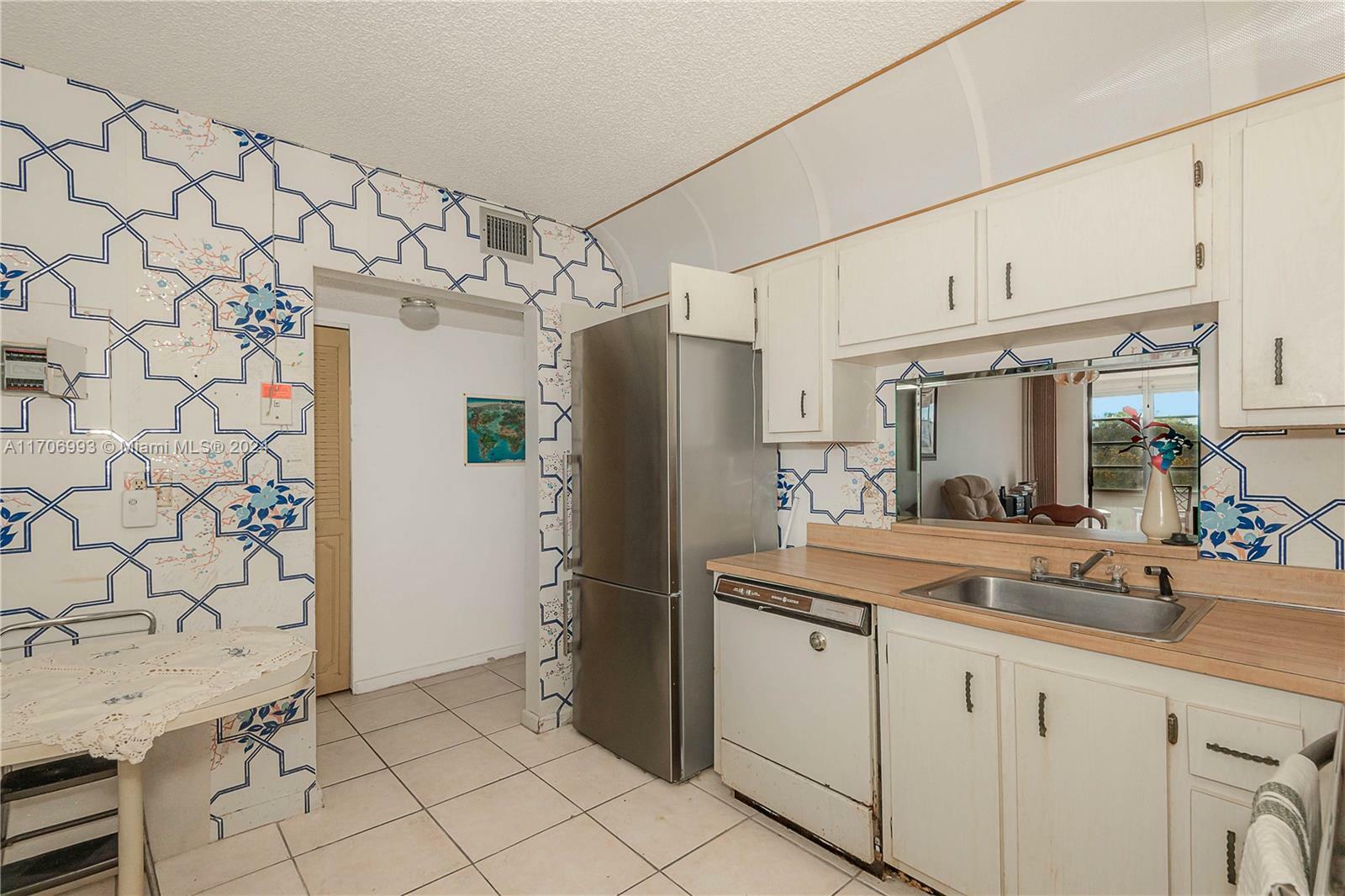 Property Photo:  2800 Somerset Dr 402J  FL 33311 