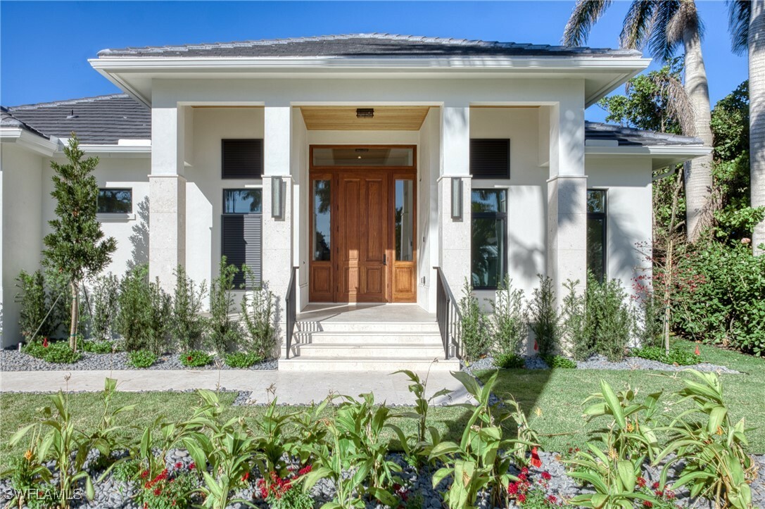 Property Photo: 629 10th Street N FL 34102