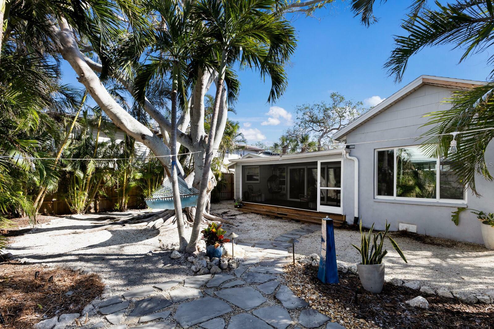 Property Photo: 633 Calle De Peru FL 34242