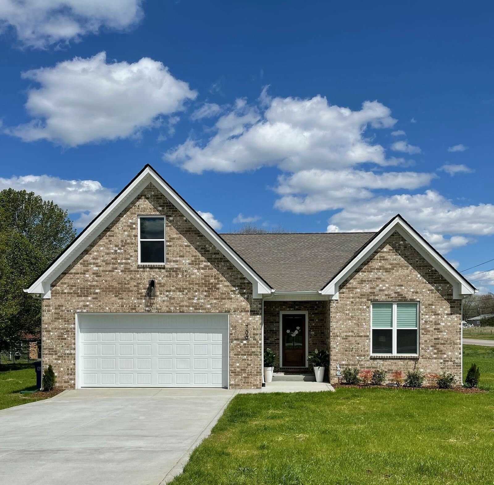 Property Photo:  700 Redwood Cir  TN 38401 