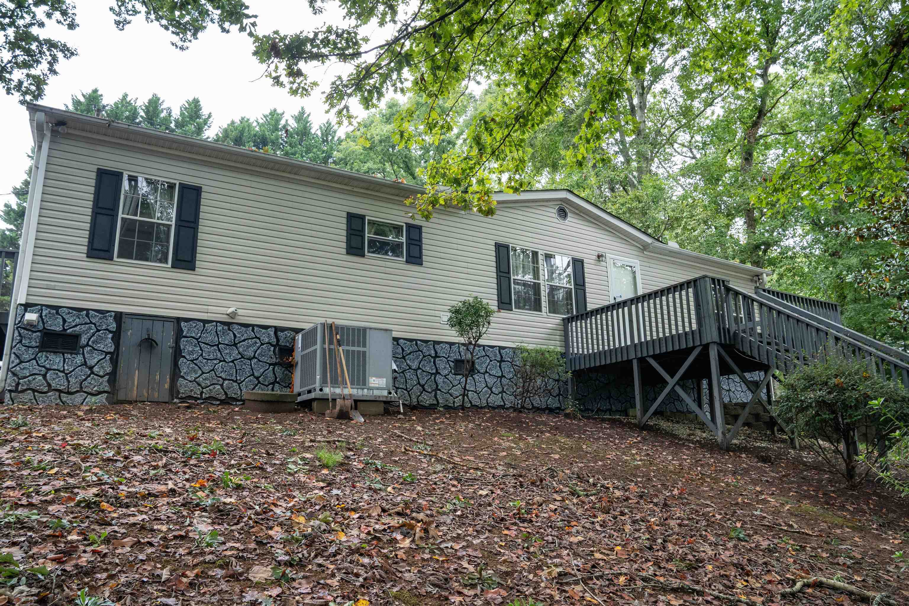 Property Photo:  406 Hillside Drive  SC 29349 