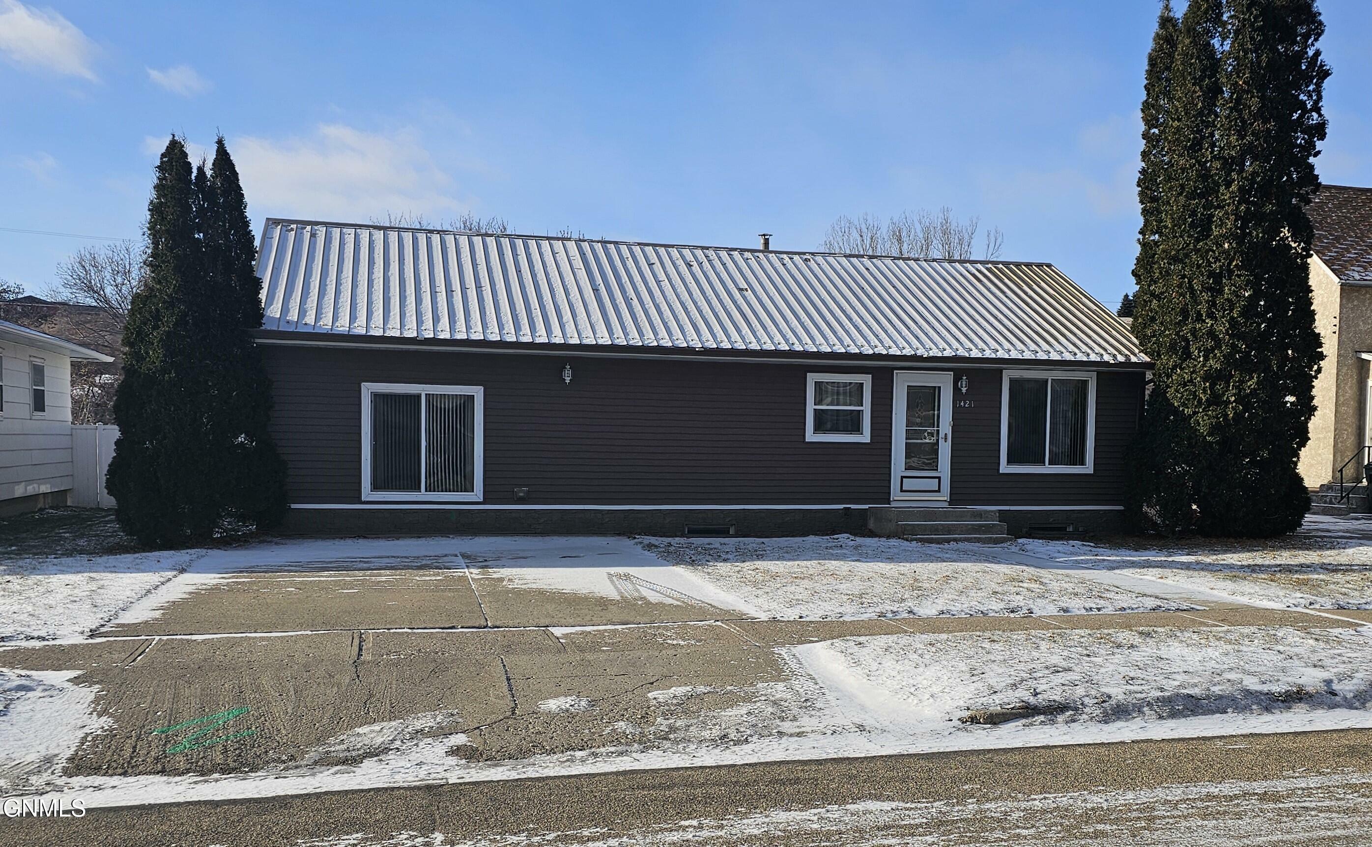 Property Photo:  1421 4th Avenue NW  ND 58401 