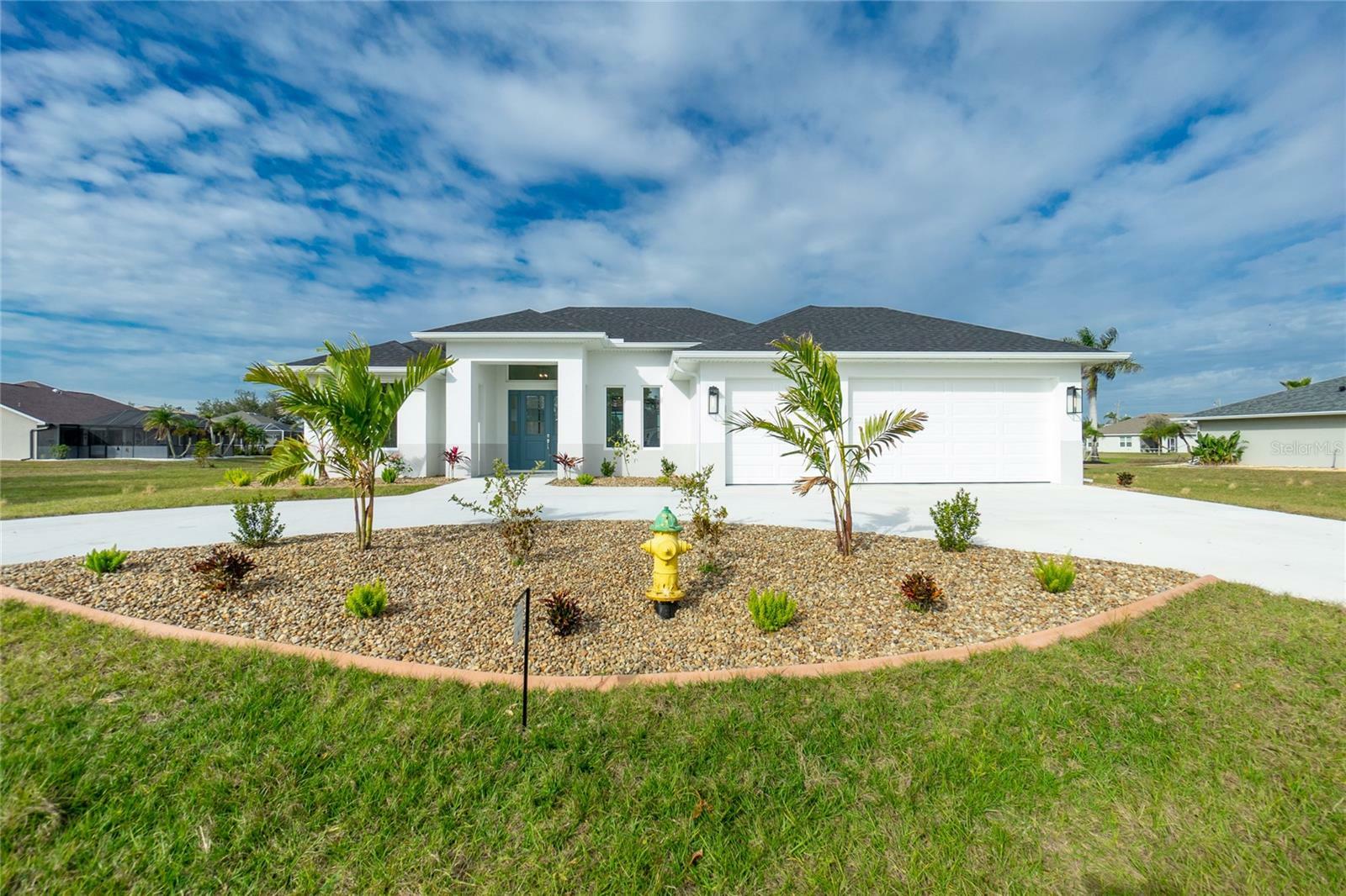 Property Photo: 425 Orinoco Street FL 33983