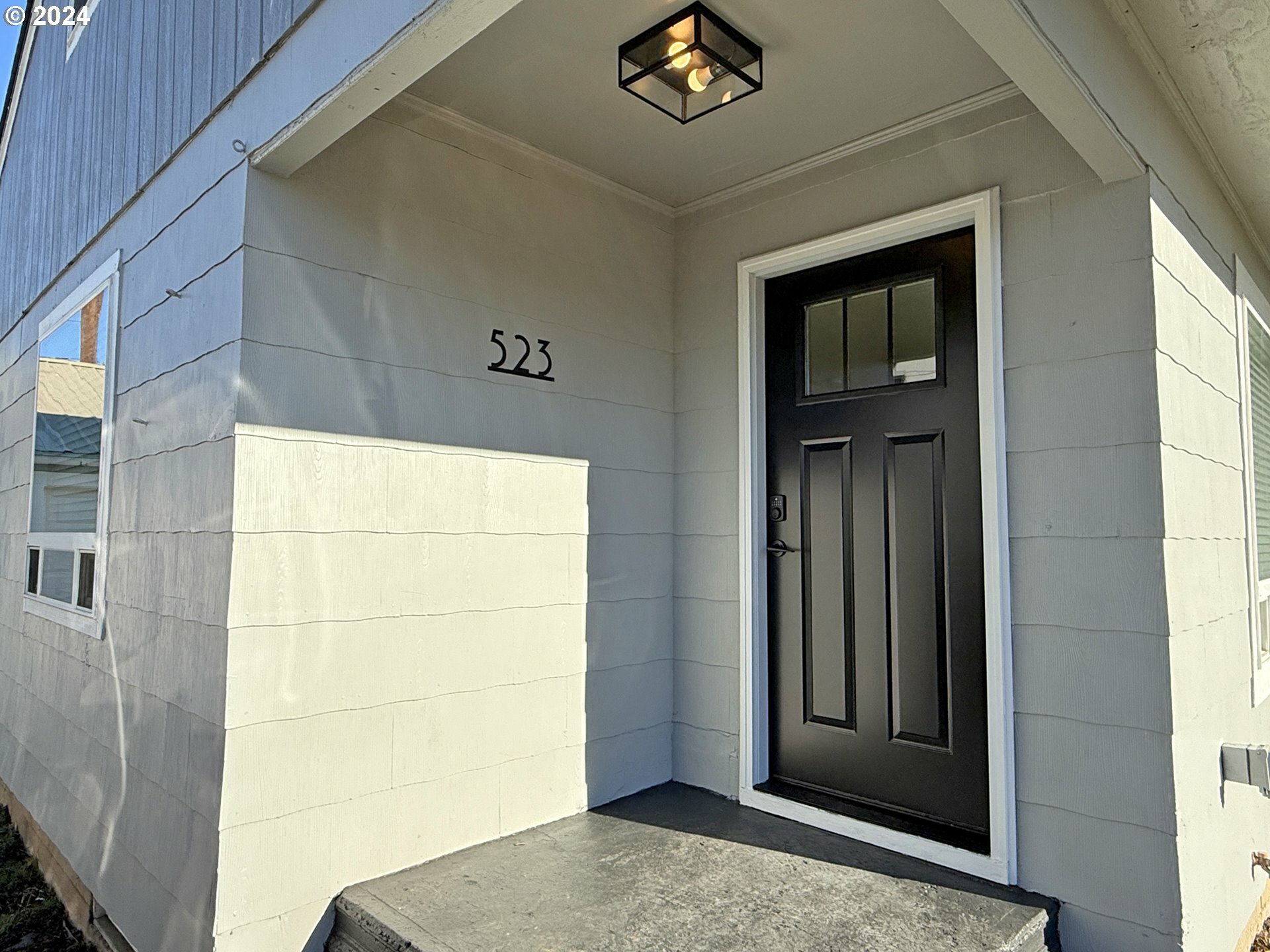 Property Photo: 523 E Burgen St WA 98620