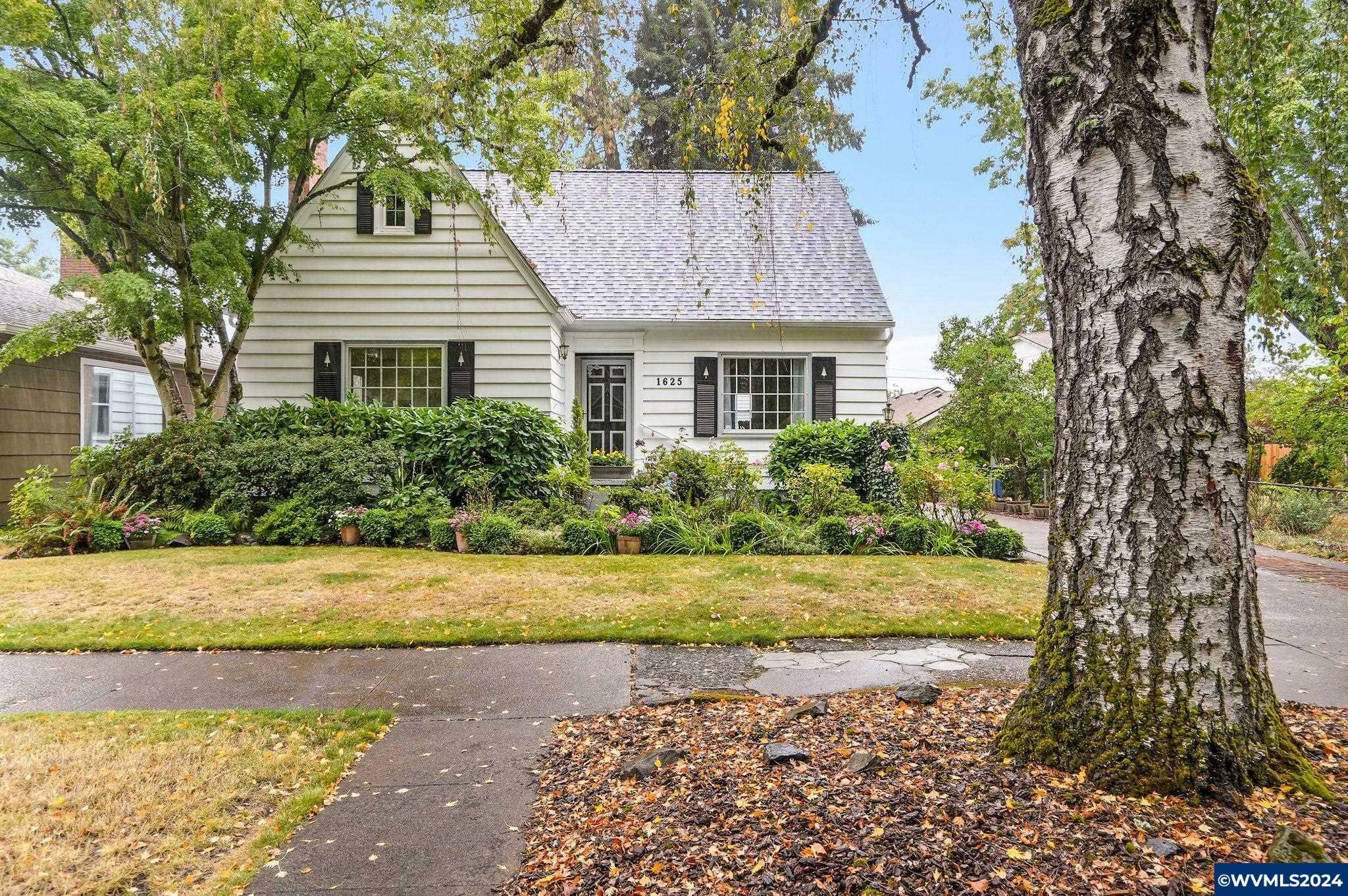 Property Photo: 1625 20th St SE OR 97301