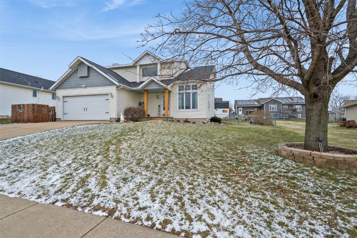 Property Photo:  2627 31st St SW  IA 52404 