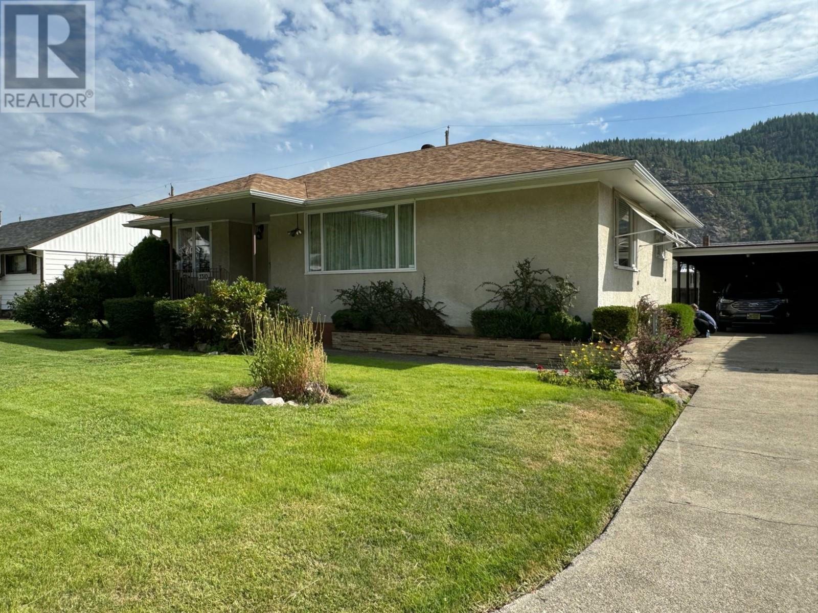 Property Photo:  3310 Lilac Crescent  BC V1R 1Y2 