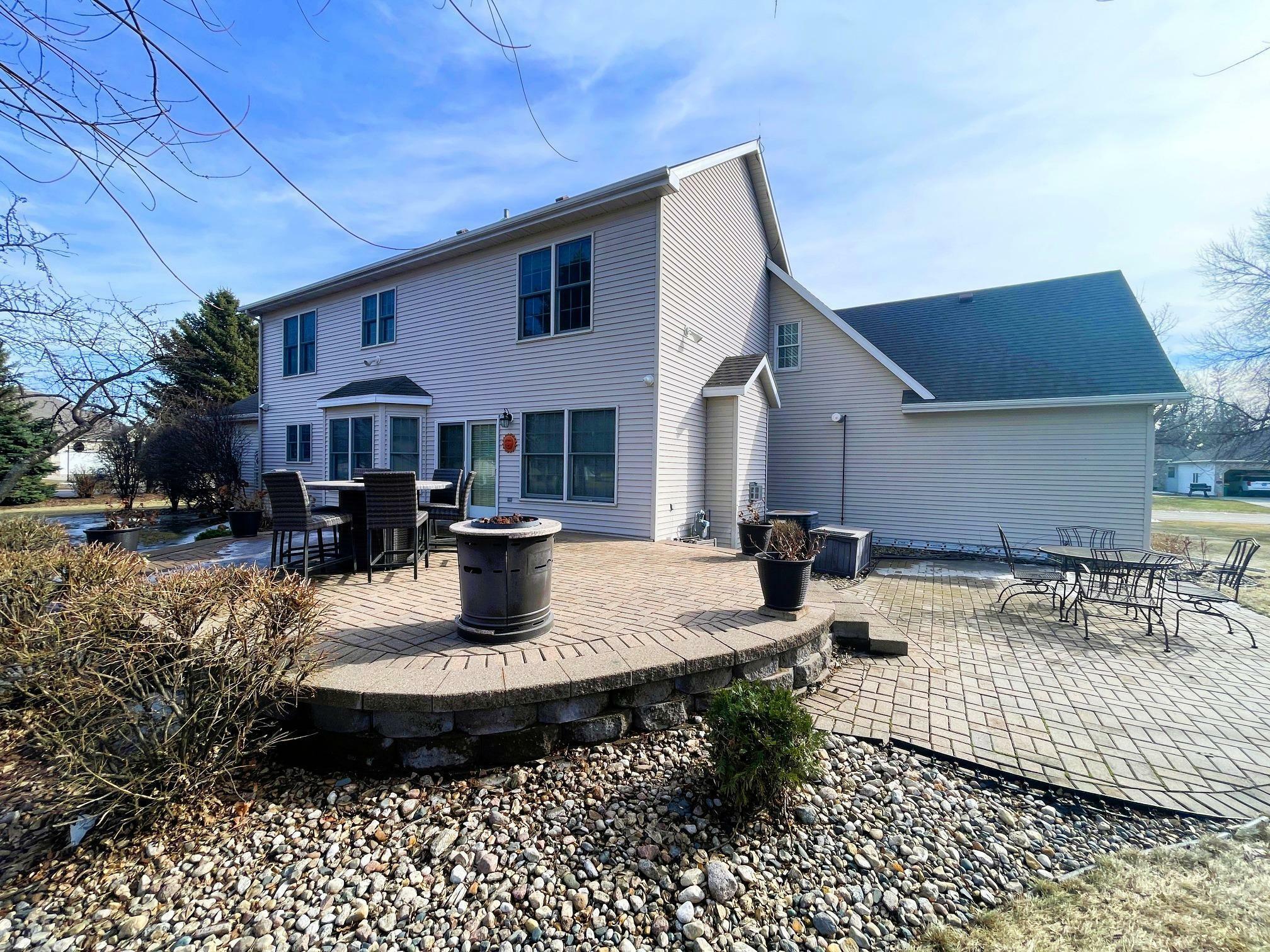 Property Photo: 1504 Oakwood Avenue ND 58075