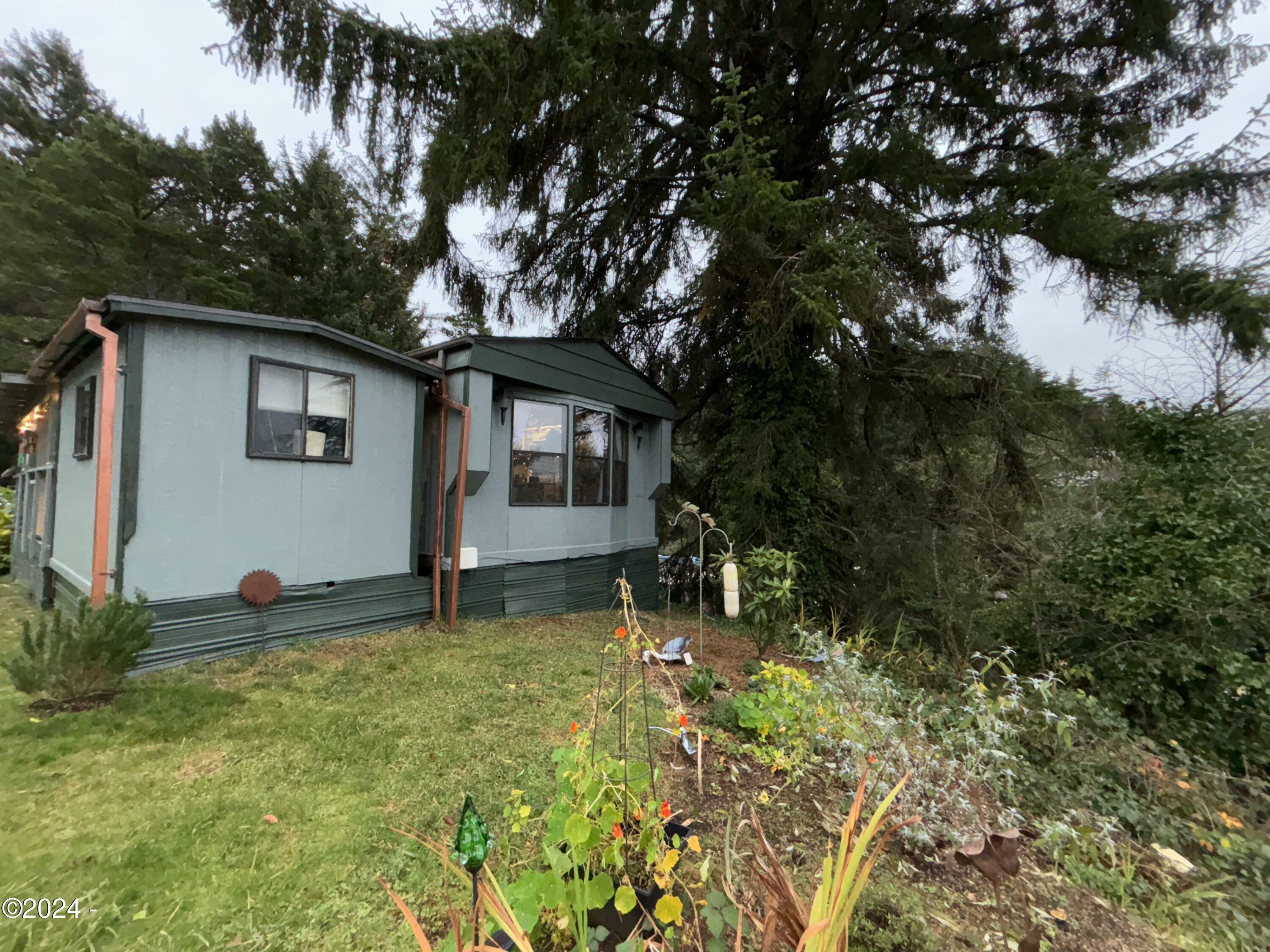 Property Photo: 923 SE Bay Blvd #34 OR 97365