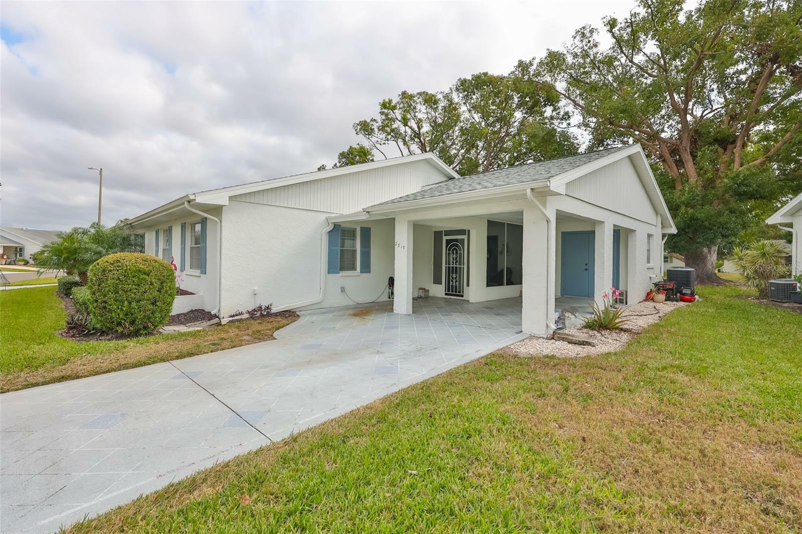 Property Photo:  2310 Gainesborough Loop  FL 33573 