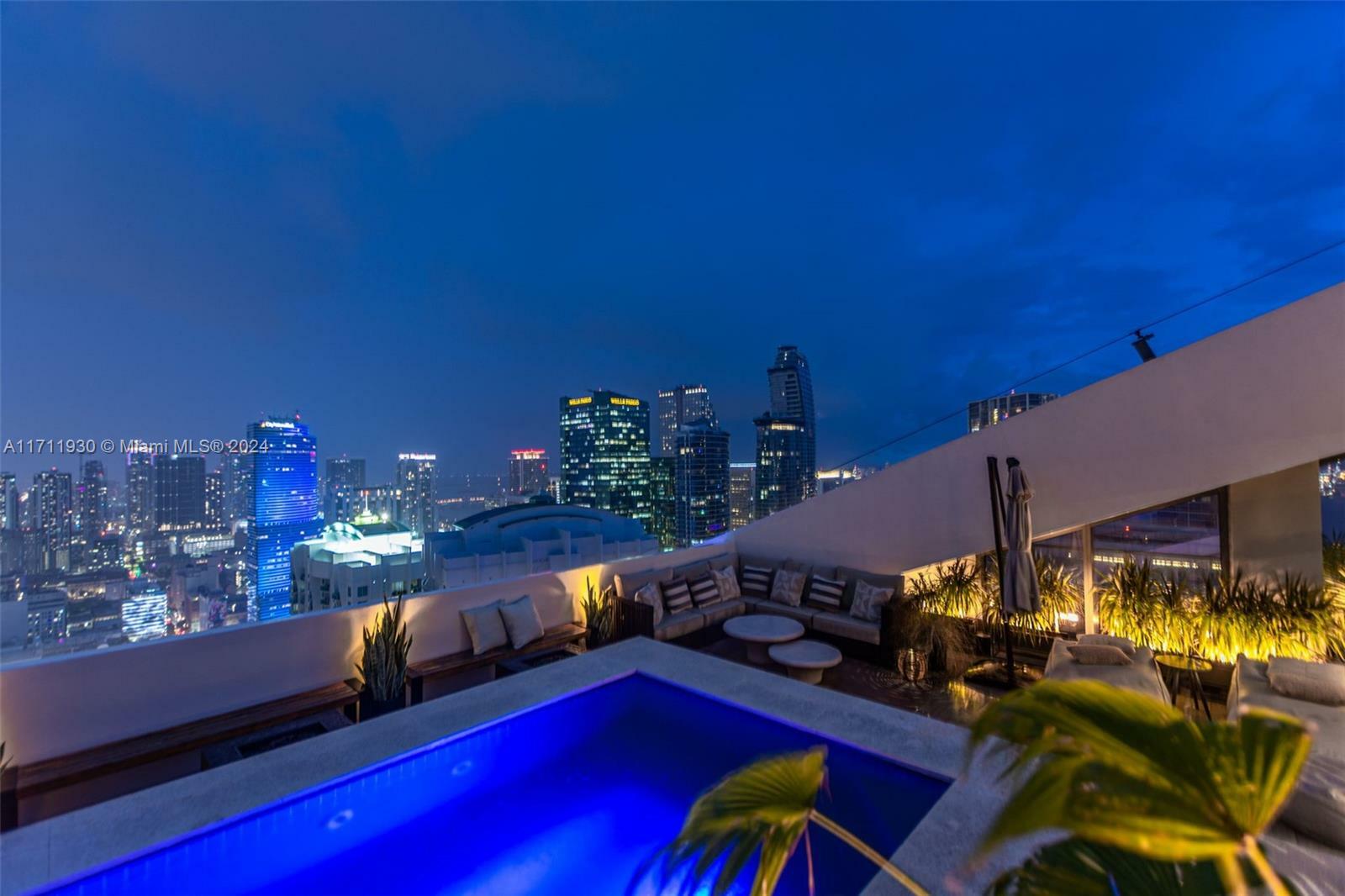 Property Photo: 68 SE 6th St Ph4303 FL 33131
