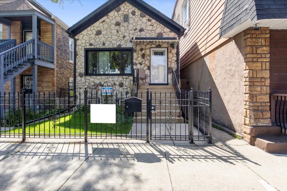 Property Photo: 2920 S Canal Street IL 60616