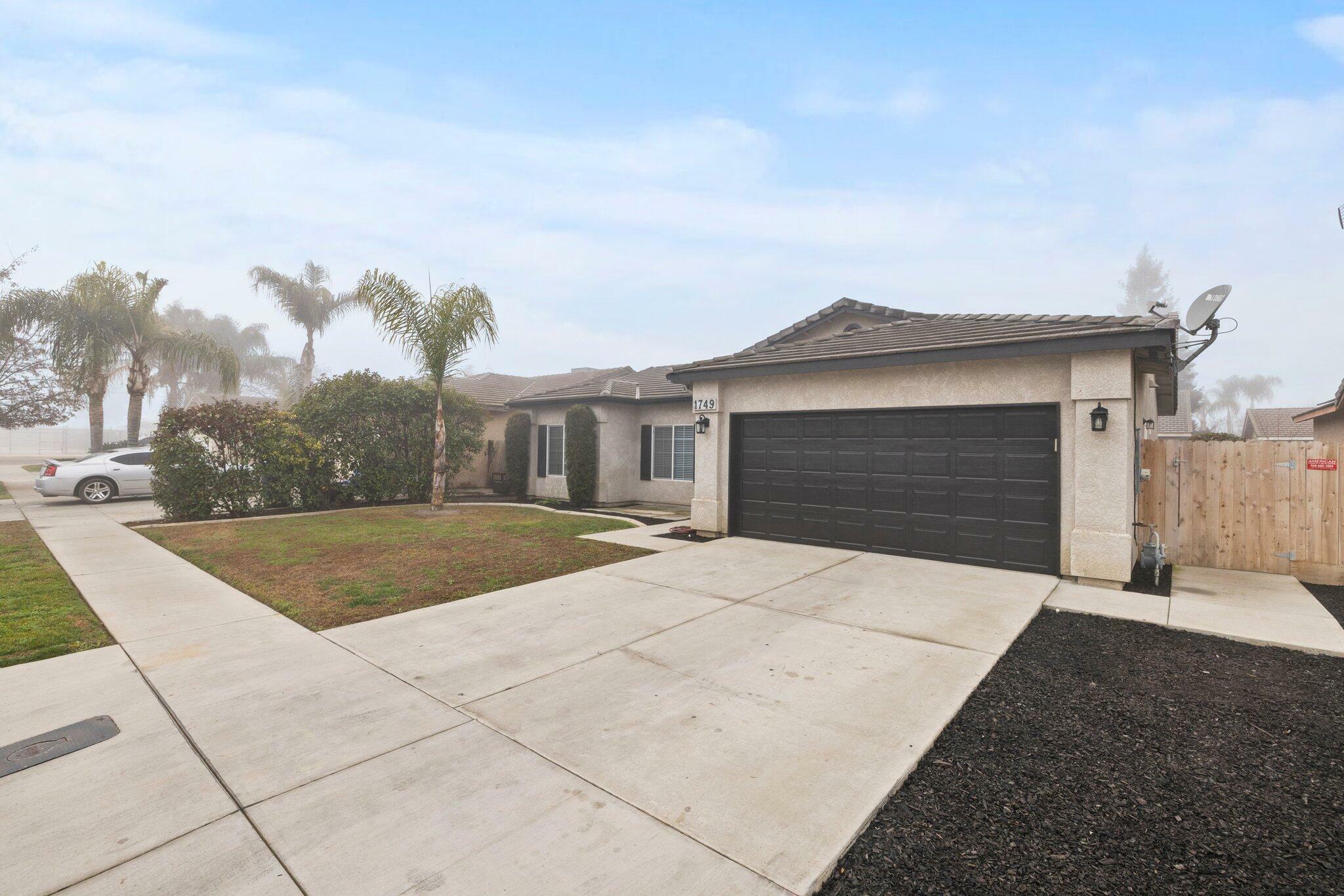 Property Photo:  1749 Eaton Street  CA 93274 