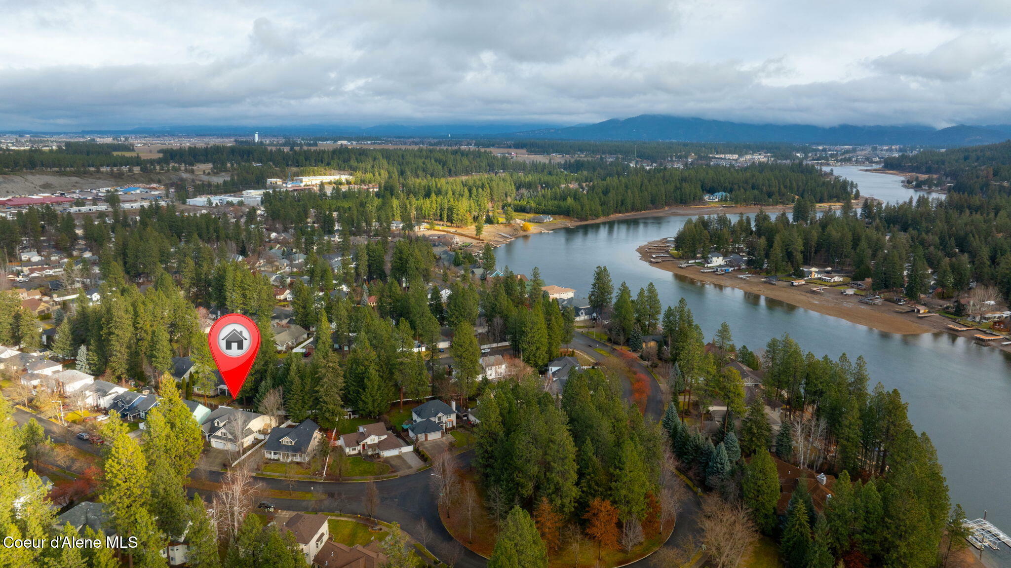 Property Photo:  807 S Riverside Harbor Dr  ID 83854 