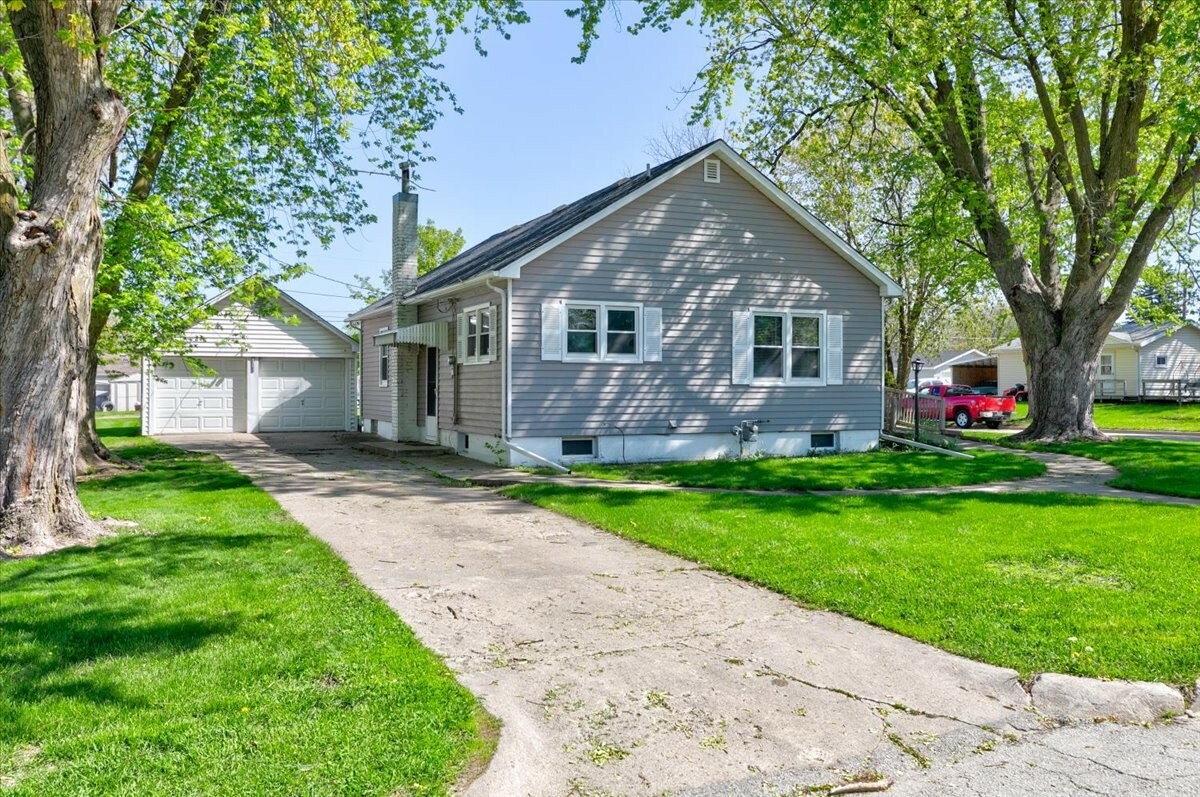 Property Photo: 1303 W 2nd Street IA 50036