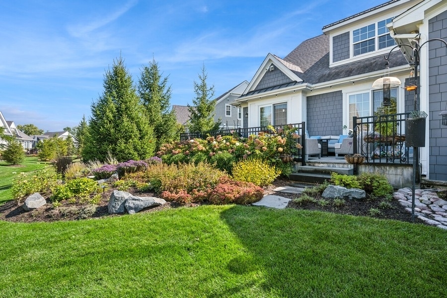 Property Photo: 1542 Woodview Lane IL 60062