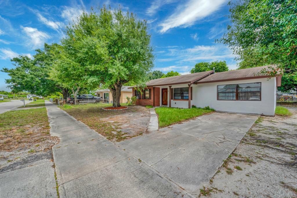 Property Photo:  2707 Kingsley Drive  FL 34946 